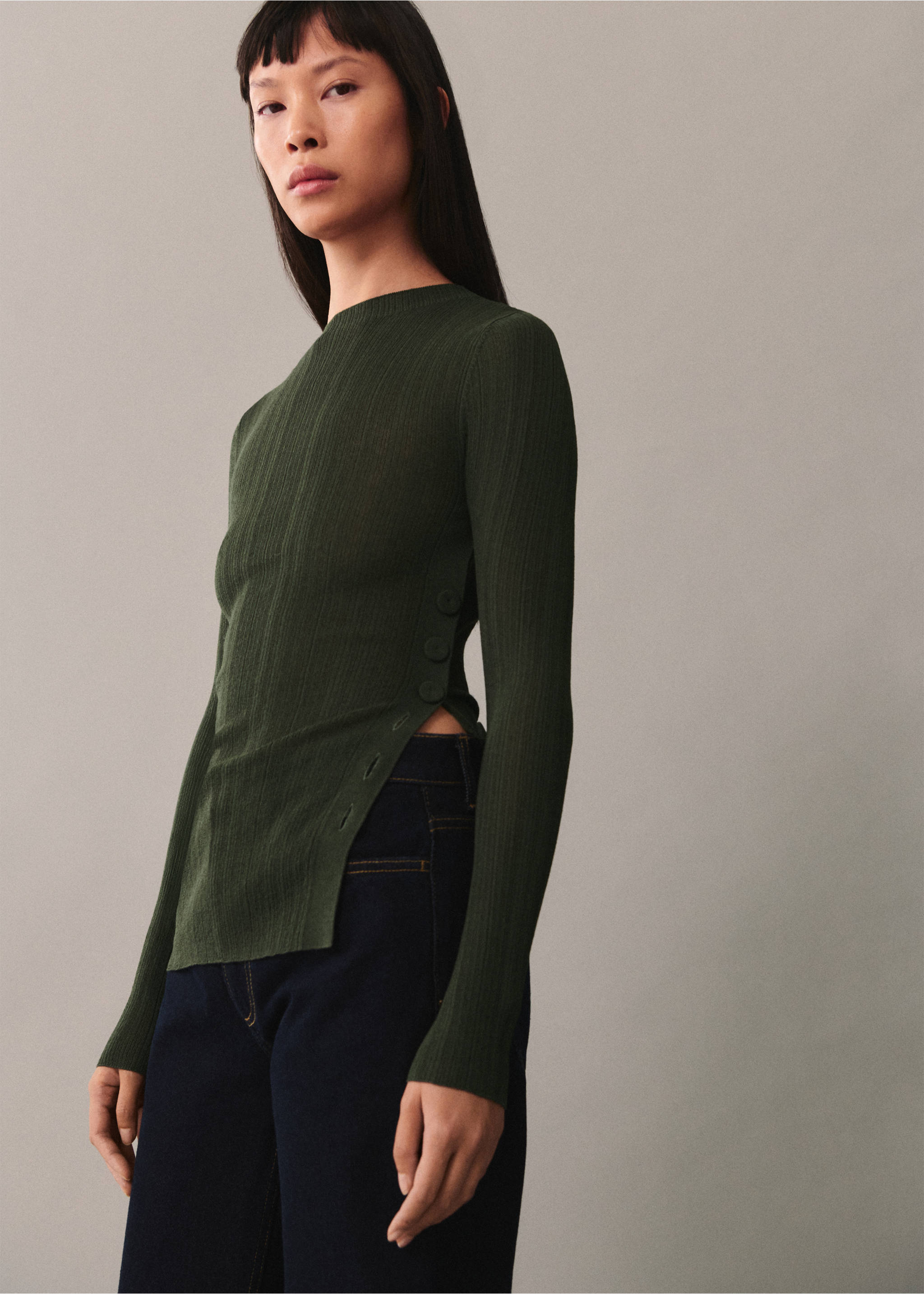 Halbdurchsichtiges T-Shirt mit Knopfdetails - Mittlere Ansicht, Dunkelgrün. Ref: 77015657-00.