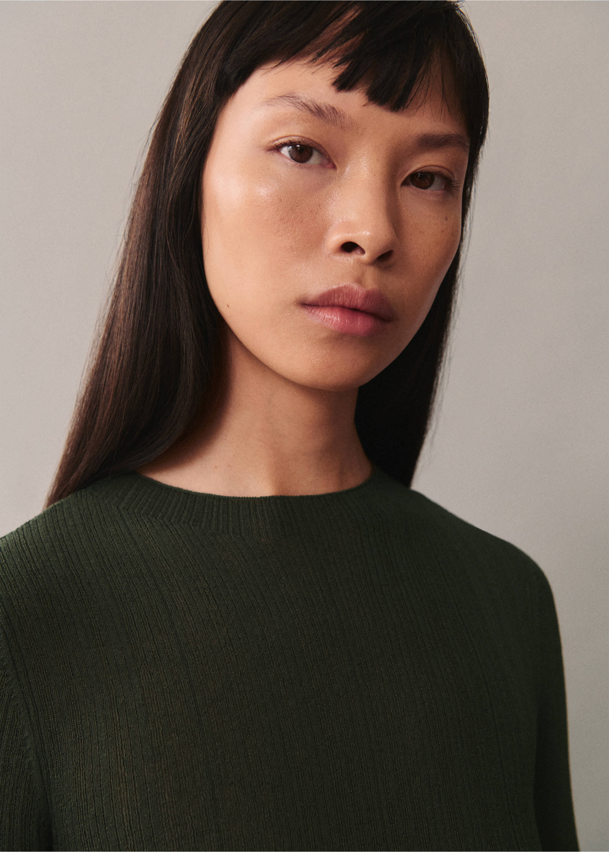 Halbdurchsichtiges T-Shirt mit Knopfdetails - Detail des Artikels 1, Dunkelgrün. Ref: 77015657-00.