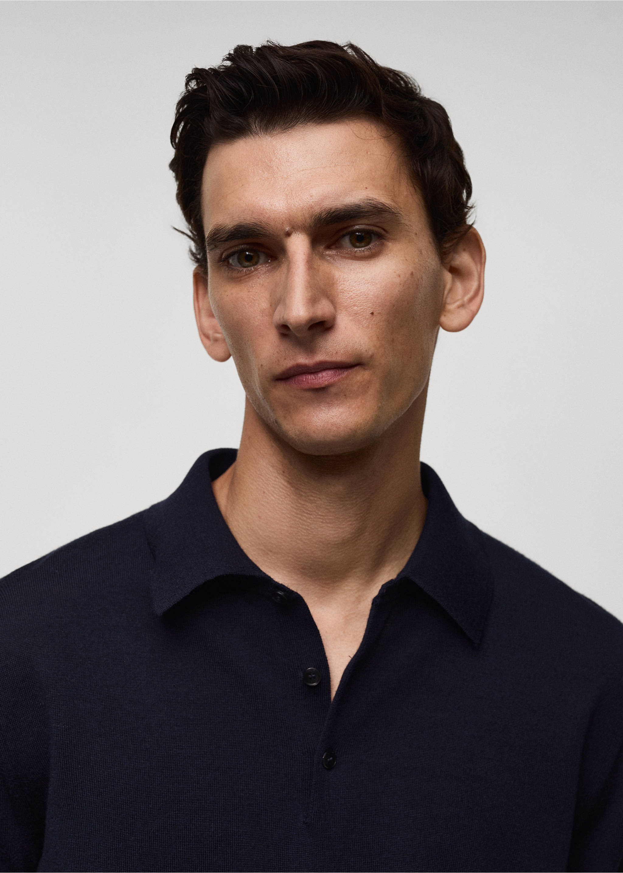 Langärmliges Poloshirt aus 100 % Merinowolle - Detail des Artikels 1, Dunkles Marineblau. Ref: 77015976-00.