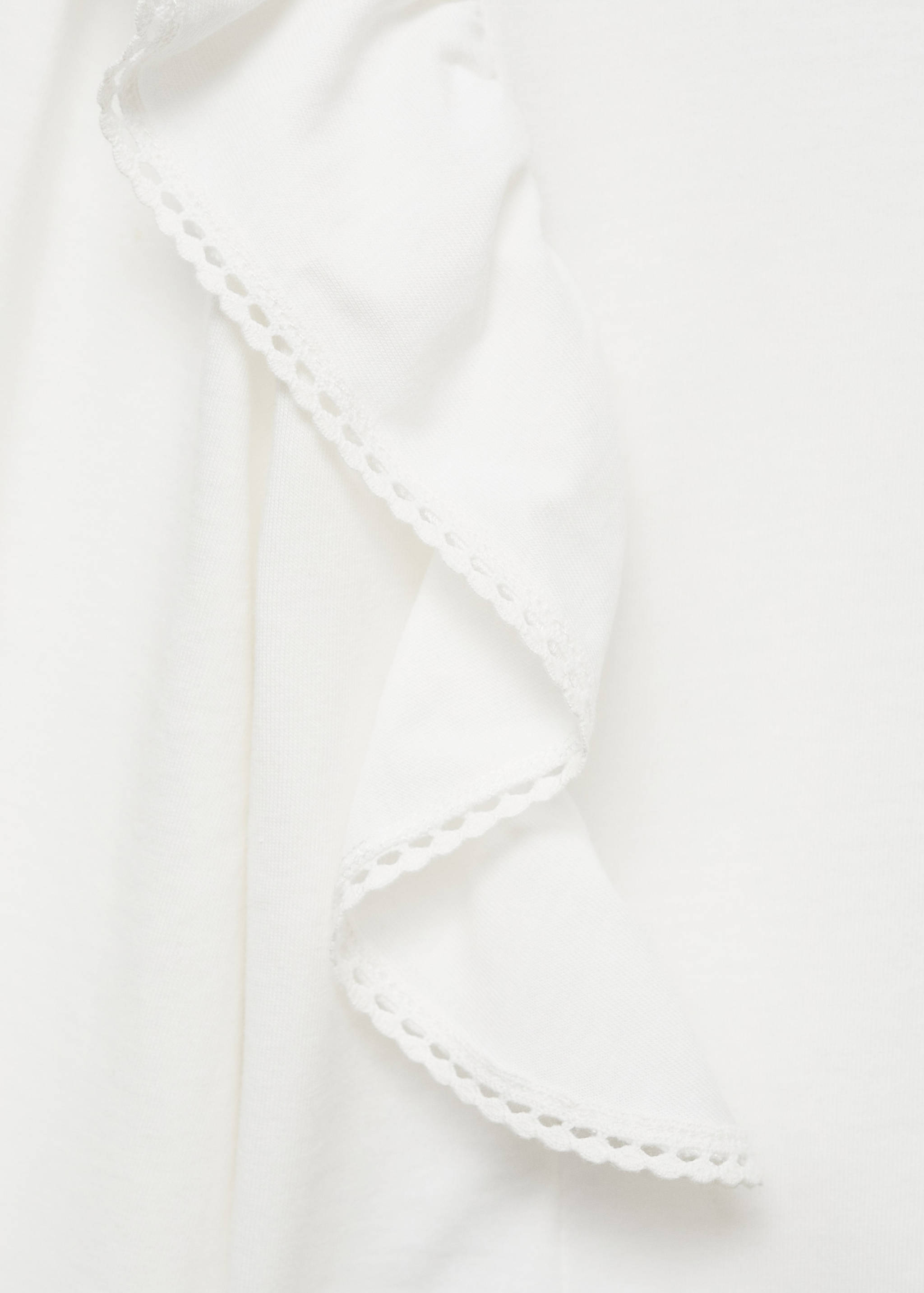 Volangblus med detaljer - Detaljer om artikeln 8