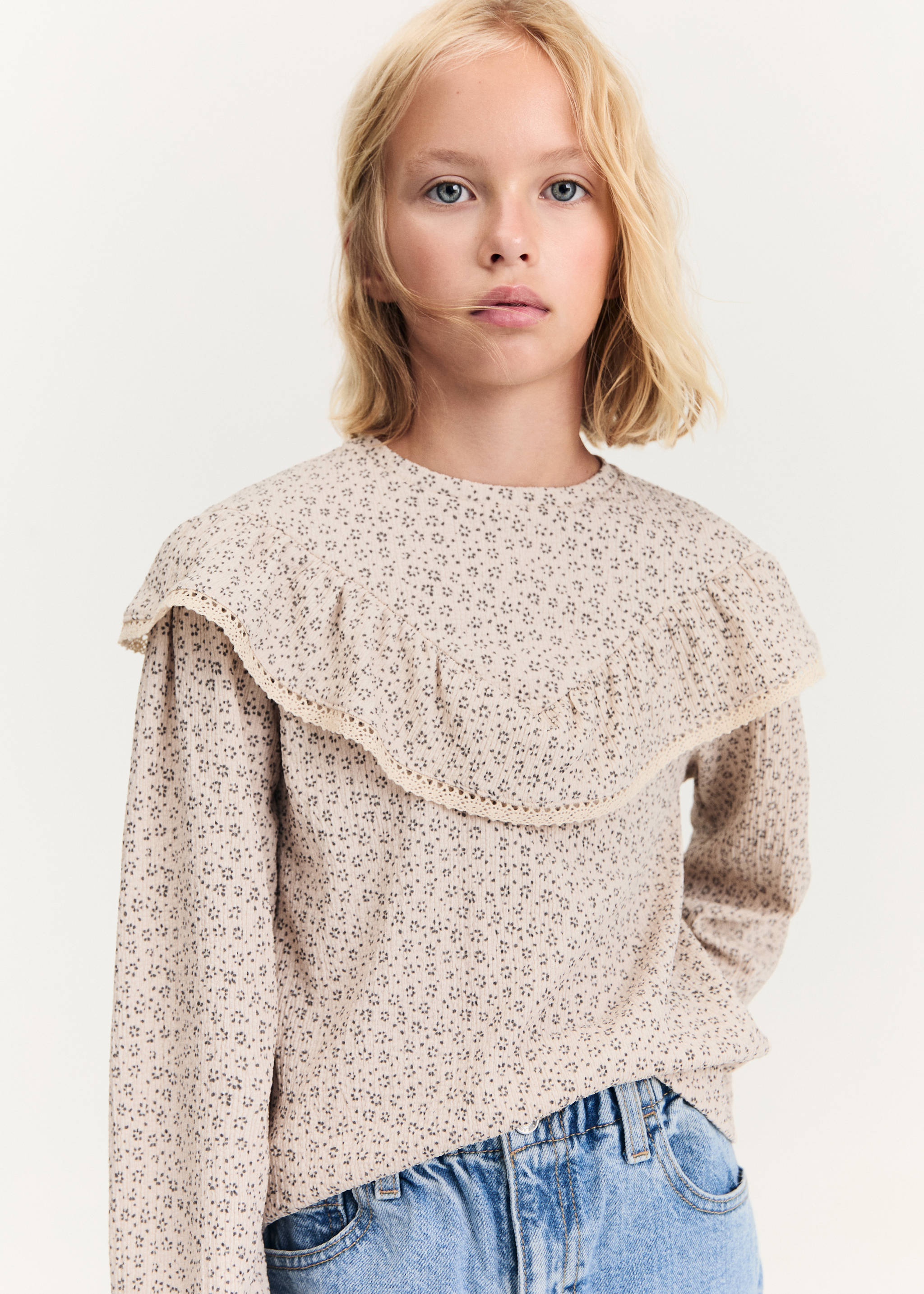 Blouse à fleurs volantée - Plan moyen