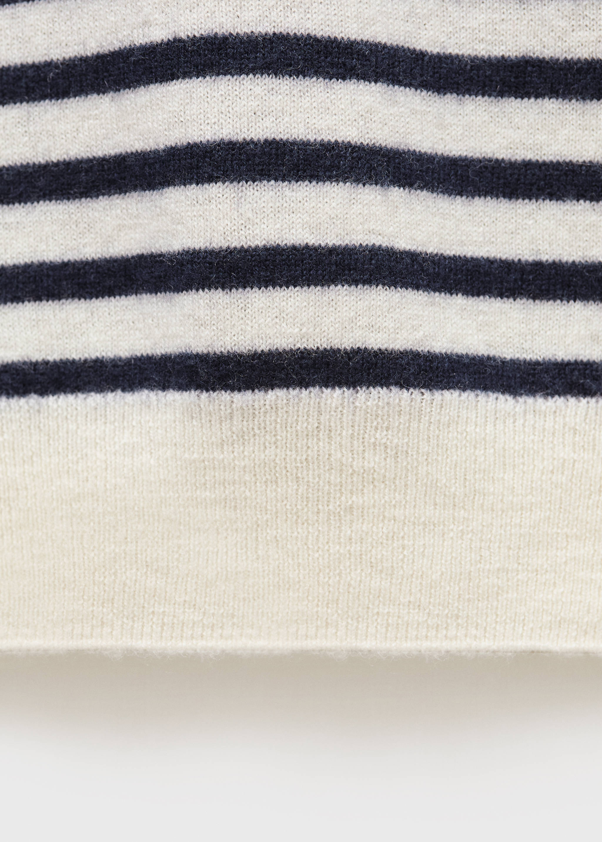 Pull-over laine col rond - Détail de l'article 0