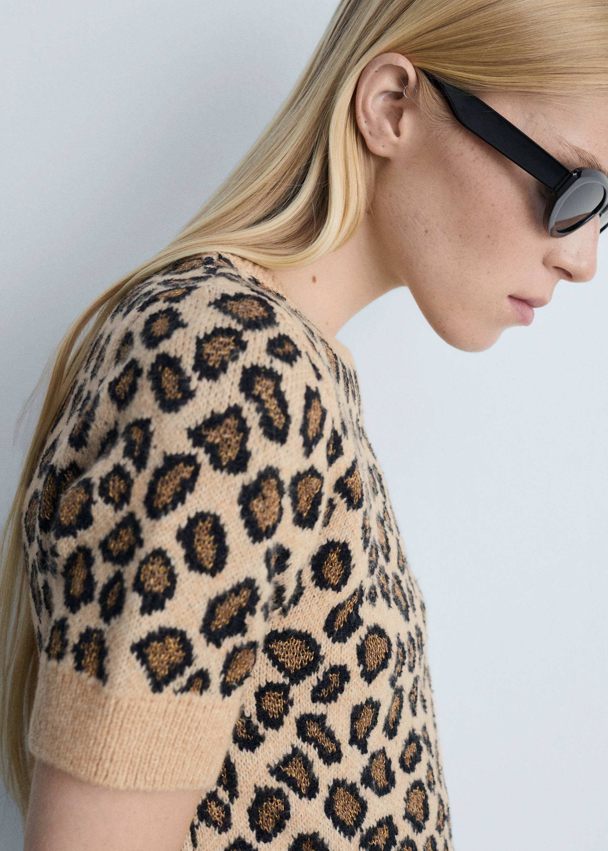 Short-sleeved leopard-print sweater - Details of the article 1