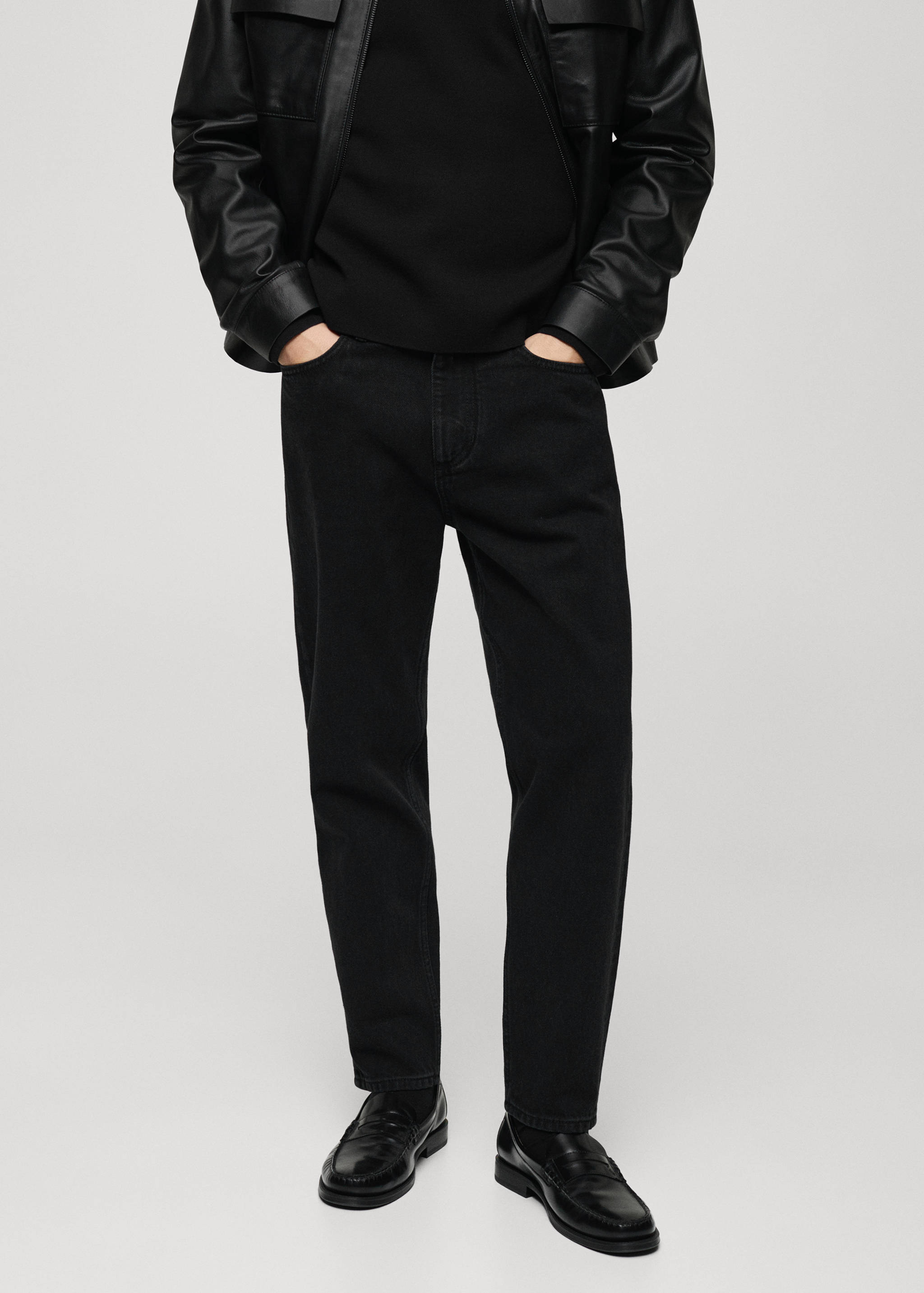 Schwarze Tapered Fit-Jeans - Mittlere Ansicht