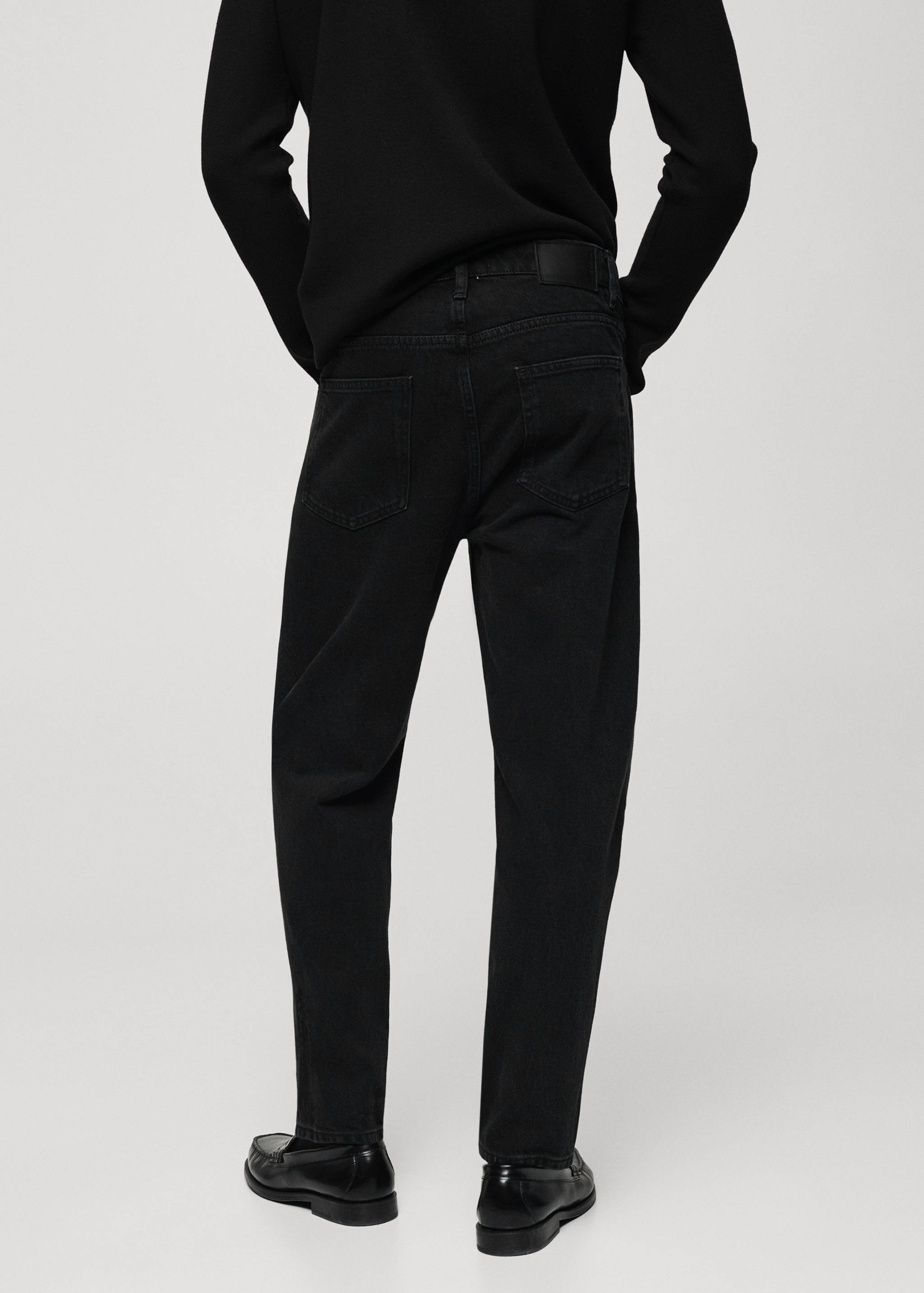 Schwarze Tapered Fit-Jeans - Rückseite des Artikels