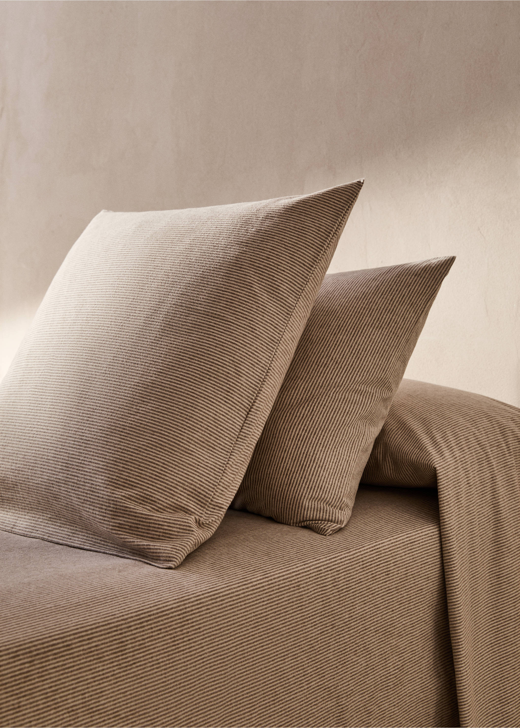 Gestreifter Kopfkissenbezug aus Baumwoll-Flanell 50 x 75 cm - Allgemeine Ansicht, Beige. Ref: 77017663-00.