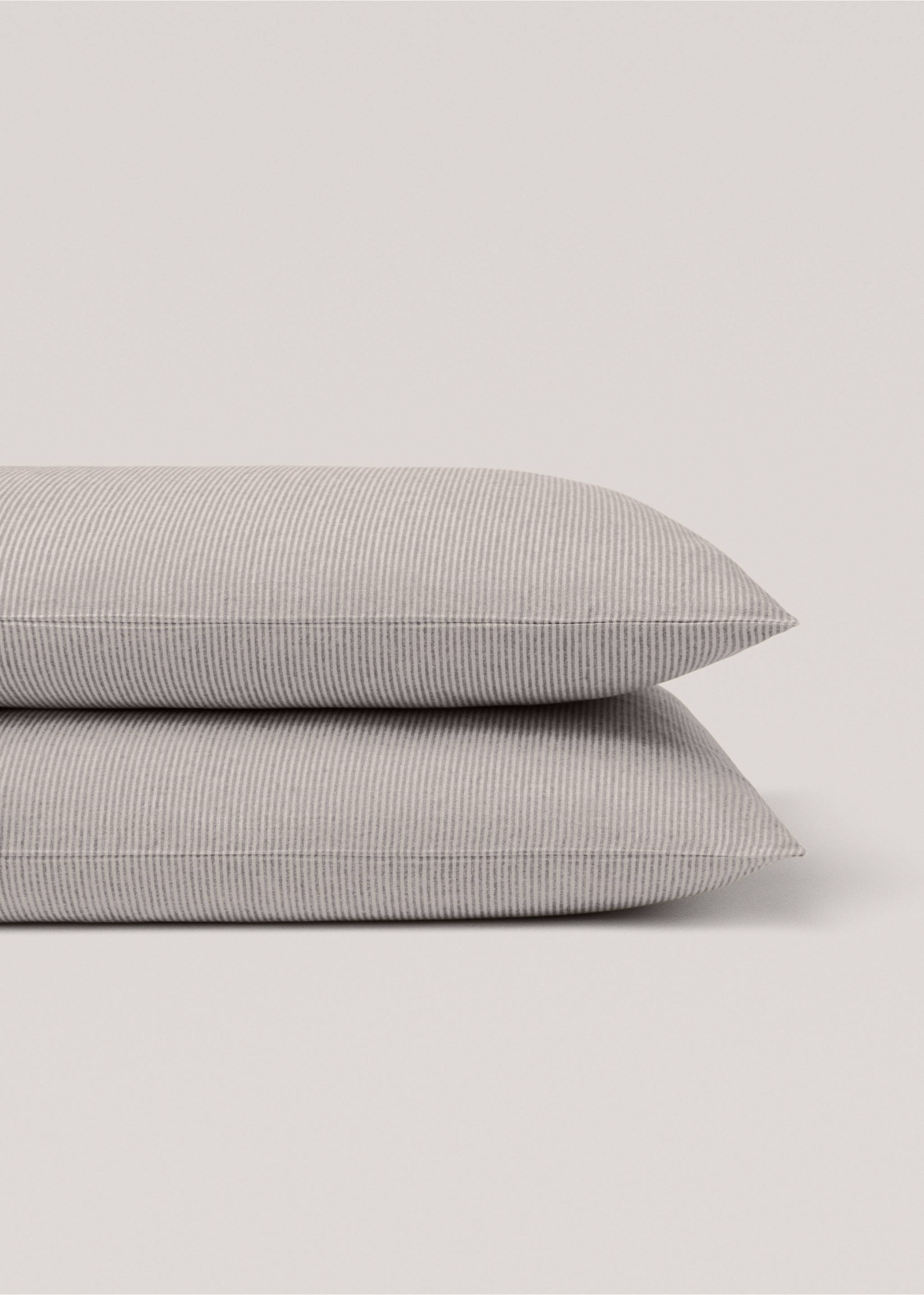 Gestreifter Kopfkissenbezug aus Baumwoll-Flanell 50 x 75 cm - Detail des Artikels 1, Beige. Ref: 77017663-00.