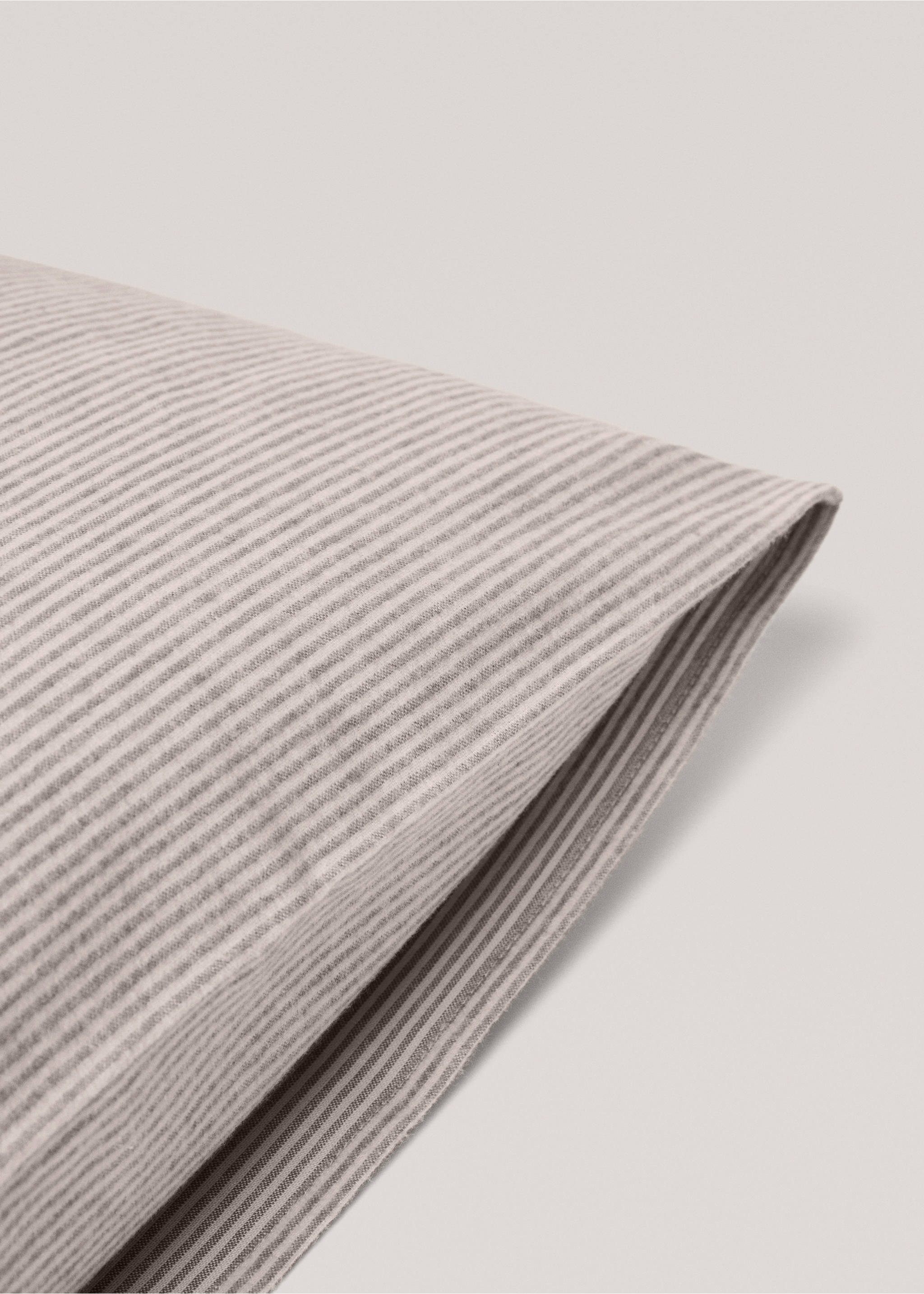 Gestreifter Kopfkissenbezug aus Baumwoll-Flanell 50 x 75 cm - Detail des Artikels 2, Beige. Ref: 77017663-00.