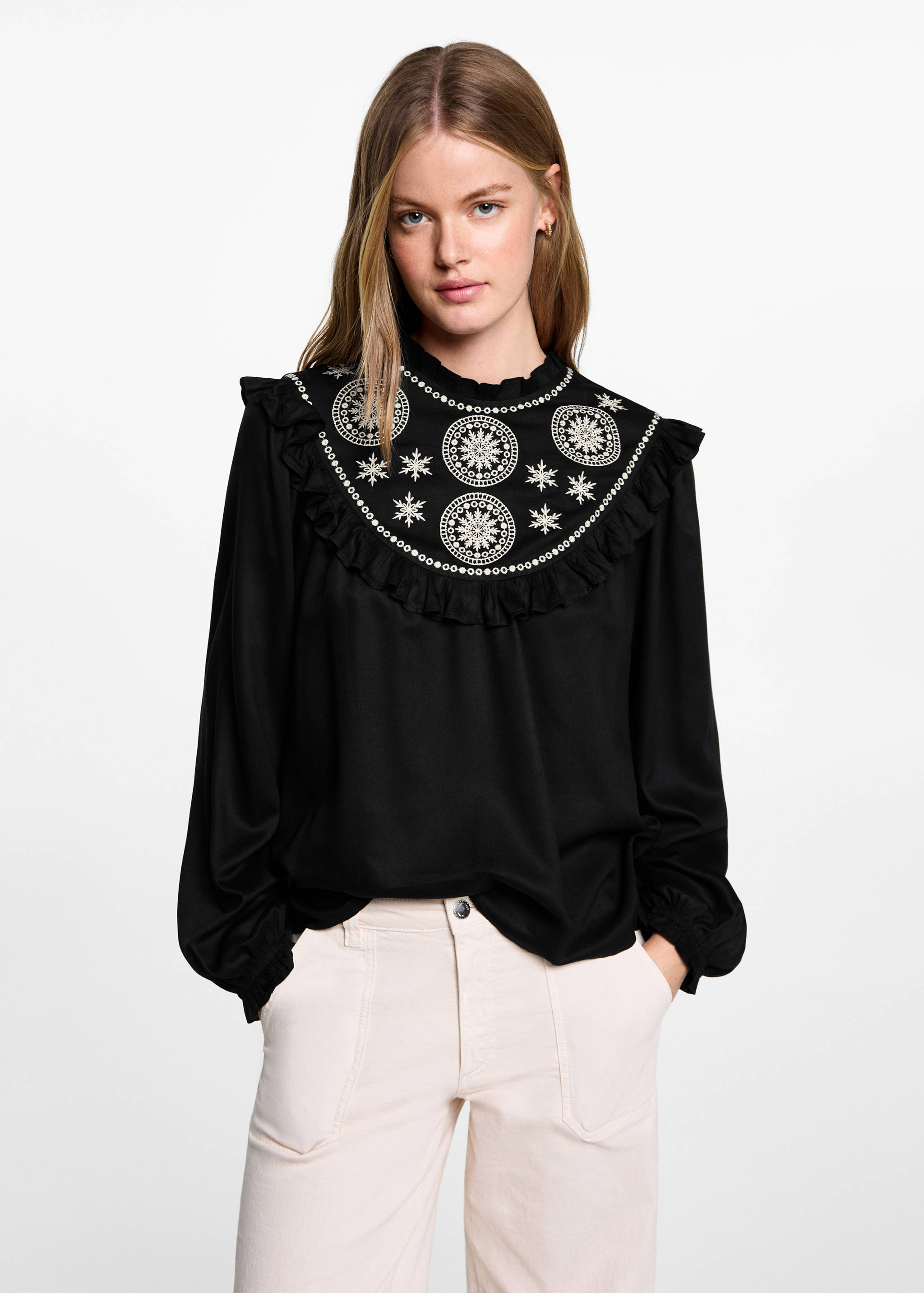 Blusa fluida detalles bordados - Plano medio