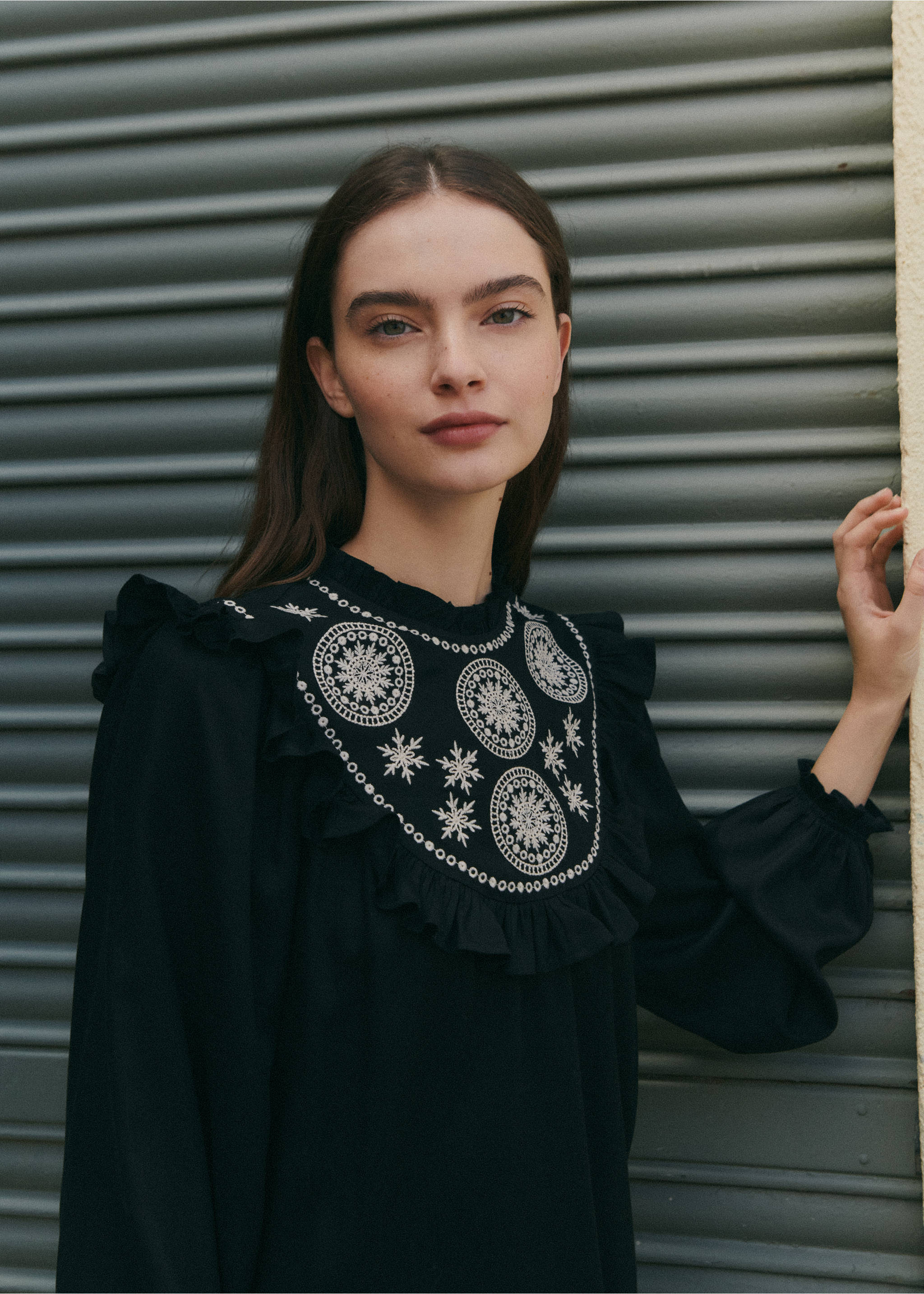 Fluid blouse with embroidered details - Details of the article 5, Black. Ref: 77017677-00.