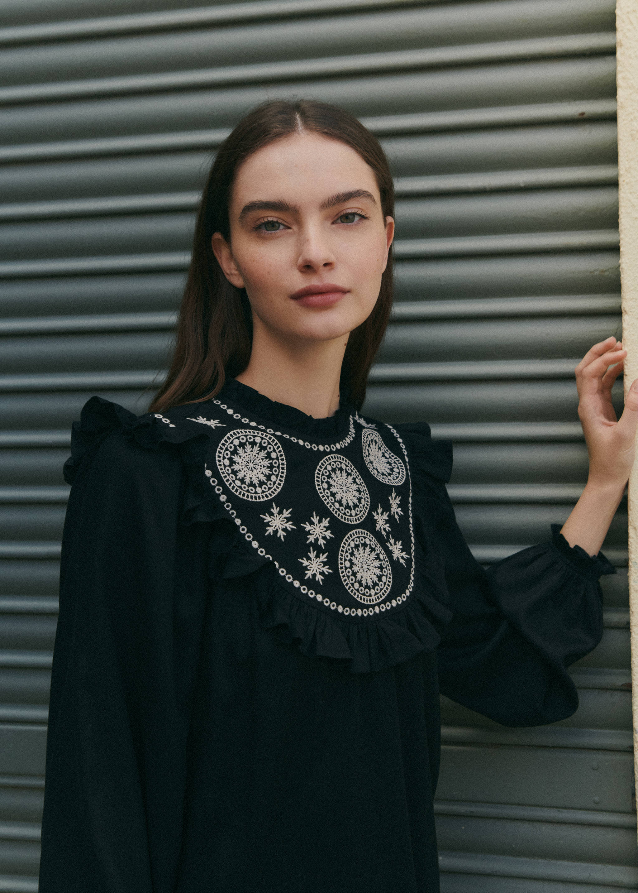 Blusa fluida detalles bordados - Detalle del artículo 5