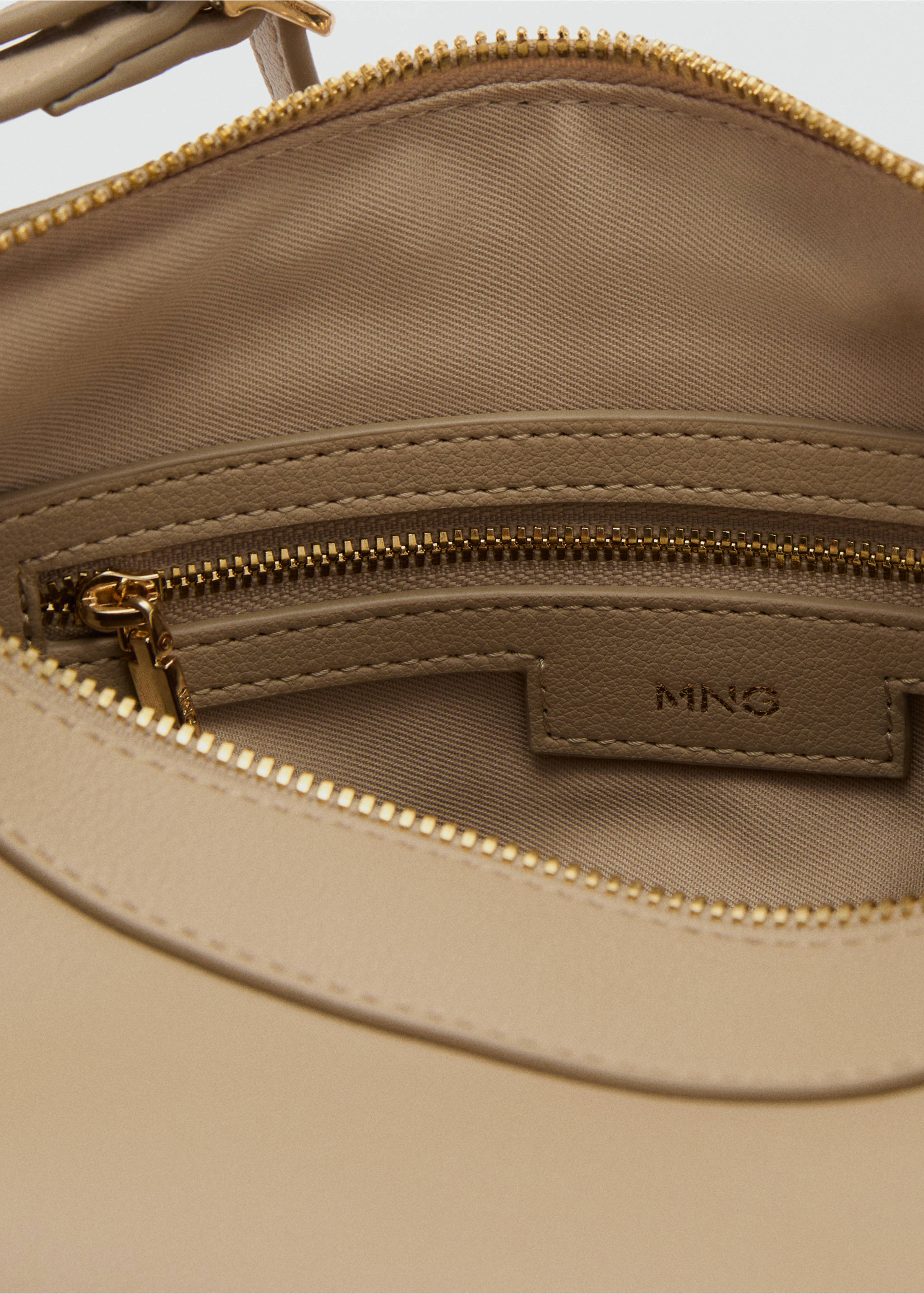 Schoudertas met rits - Detail van het artikel 3, Open beige. Ref: 77017692-00.