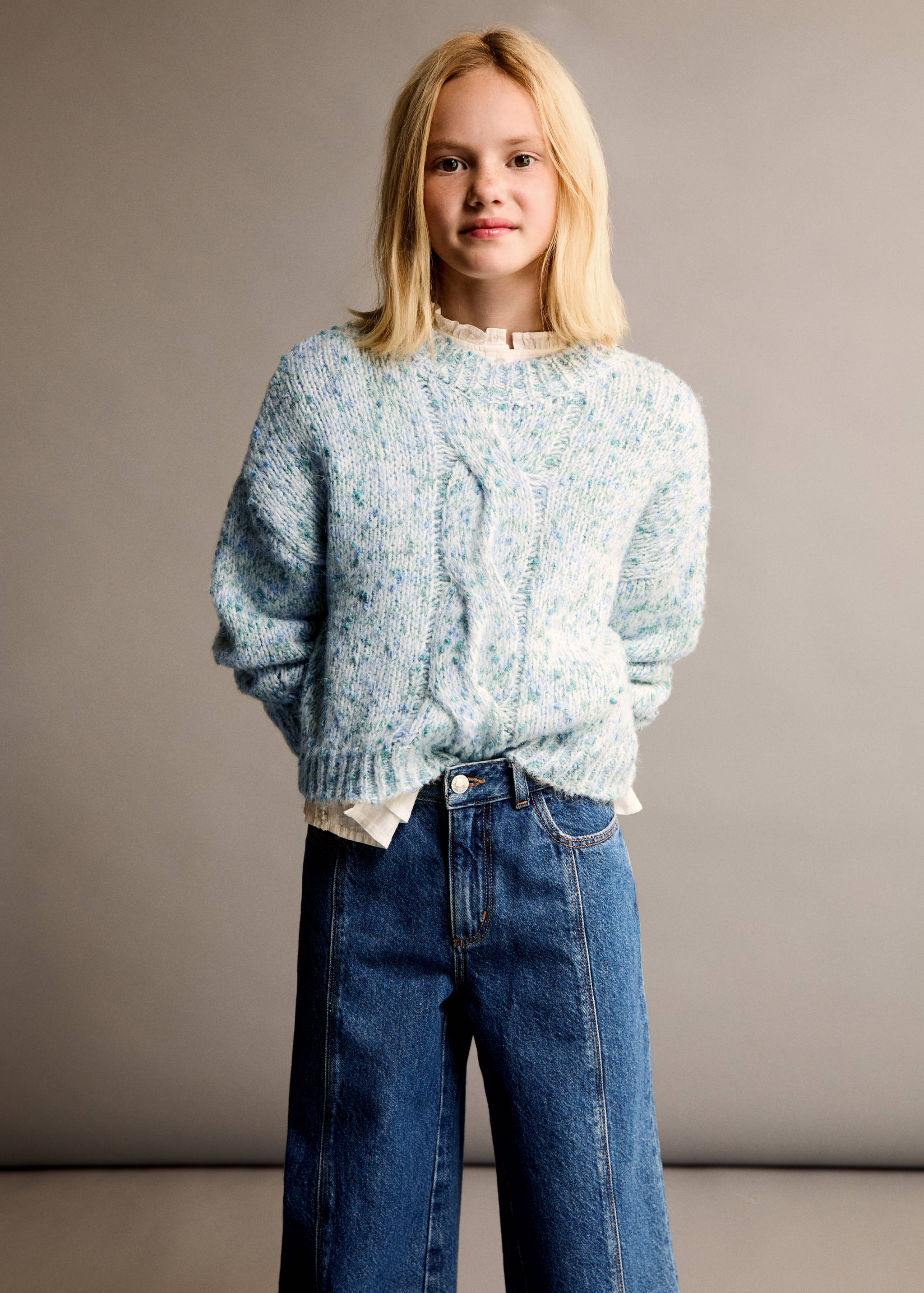 Bicolour knit sweater - General plane