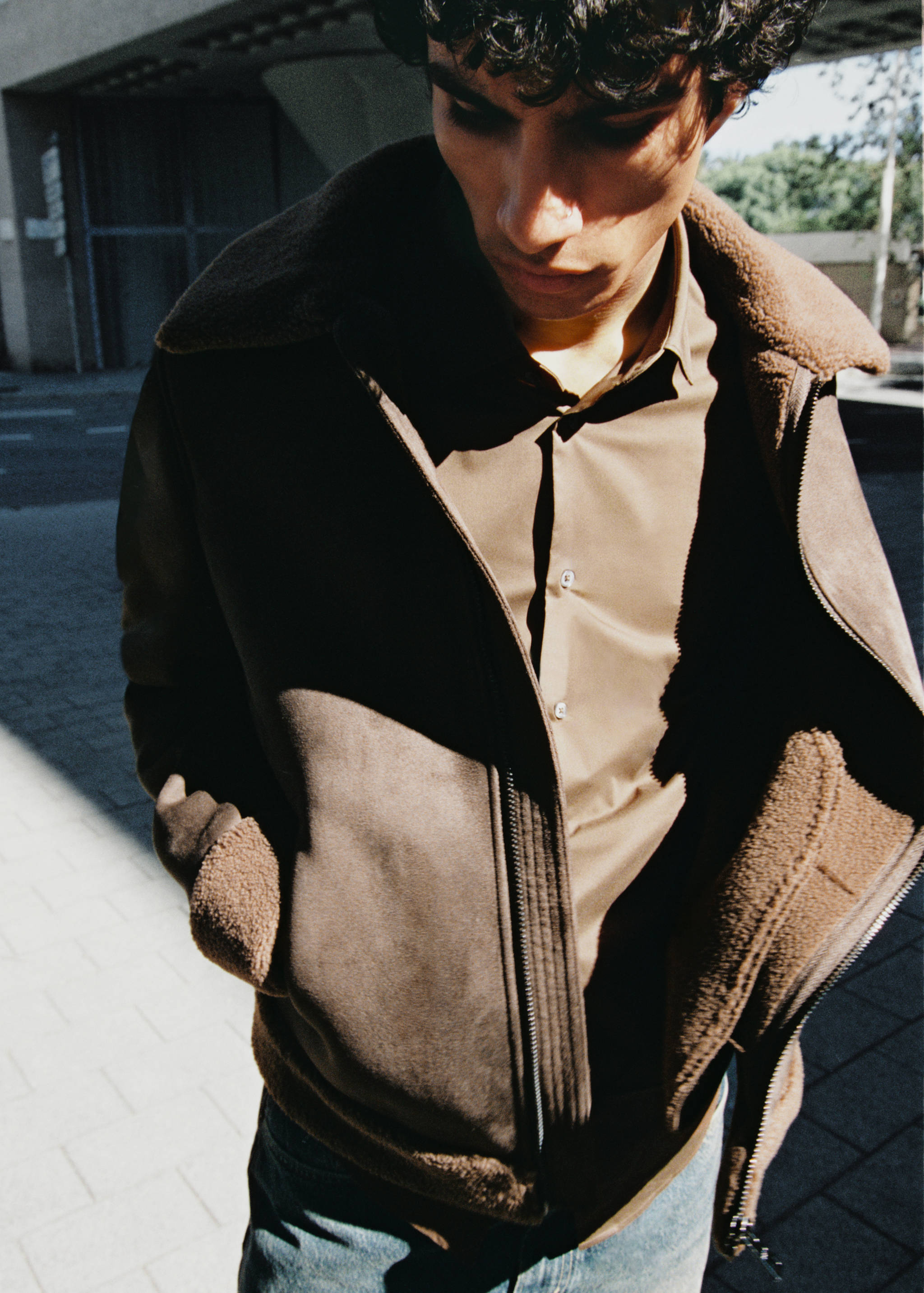 Doubleface-Jacke mit Wildledereffekt - Detail des Artikels 3, Kognac. Ref: 77017915-00.