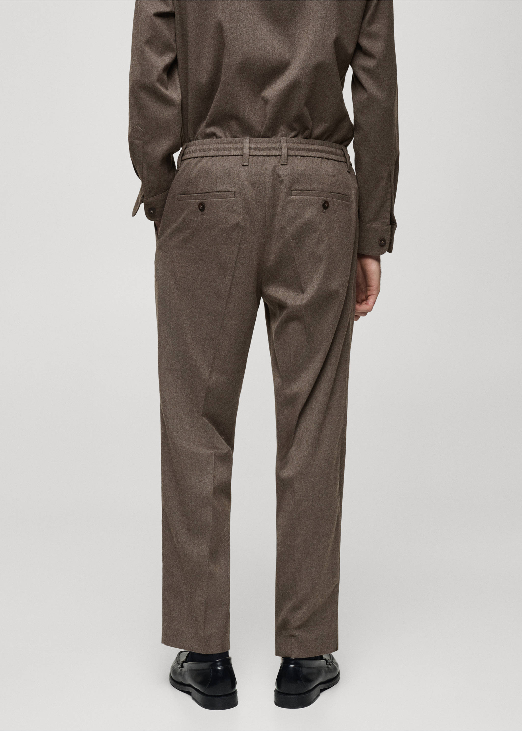 Regular Fit Bundfaltenhose mit Kordelzug - Rückseite des Artikels, Nerzgrau. Ref: 77017922-00.