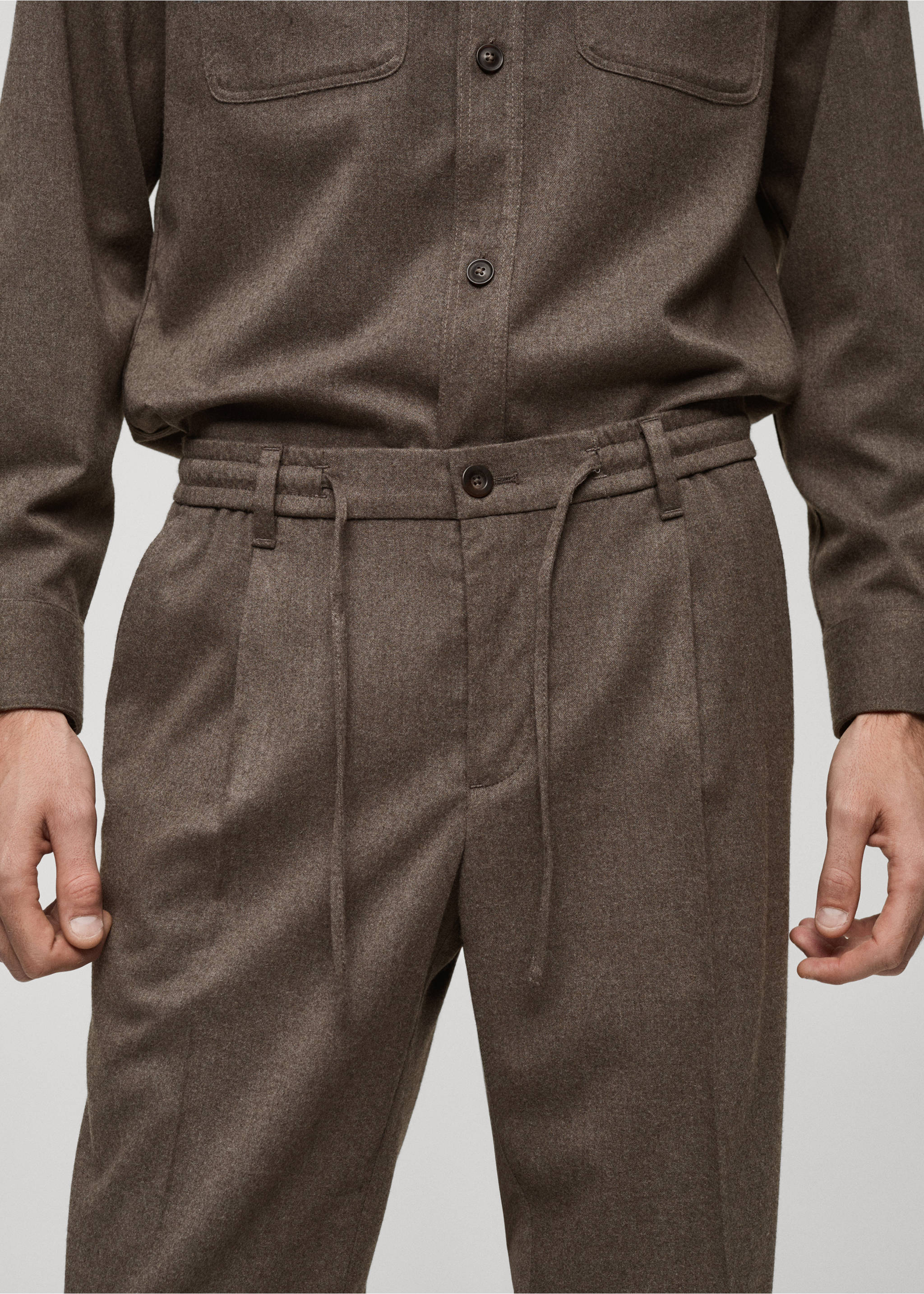 Regular Fit Bundfaltenhose mit Kordelzug - Detail des Artikels 1, Nerzgrau. Ref: 77017922-00.