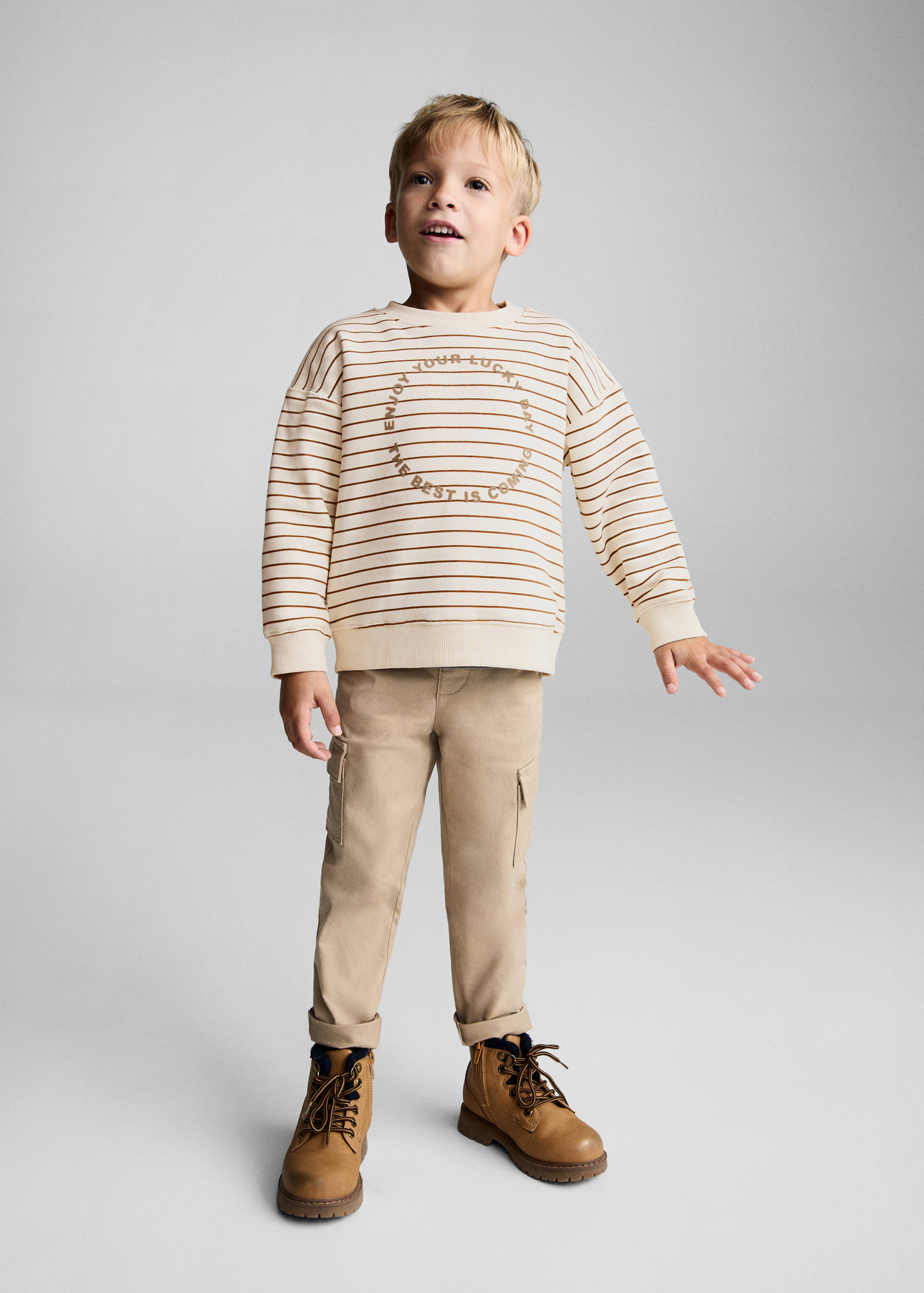 Gestreiftes Sweatshirt mit Text - Allgemeine Ansicht