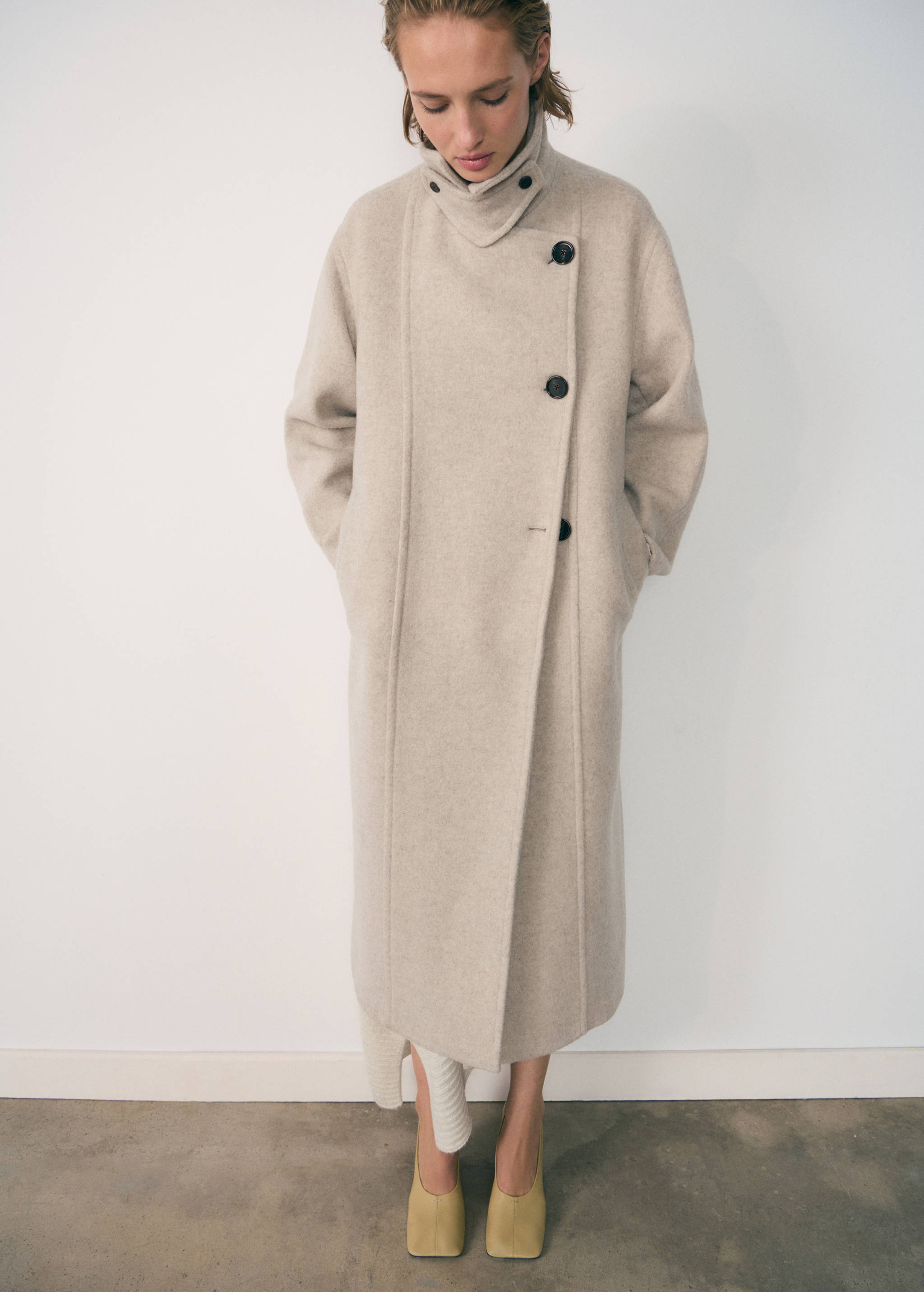 Double-breasted wool coat - General plane