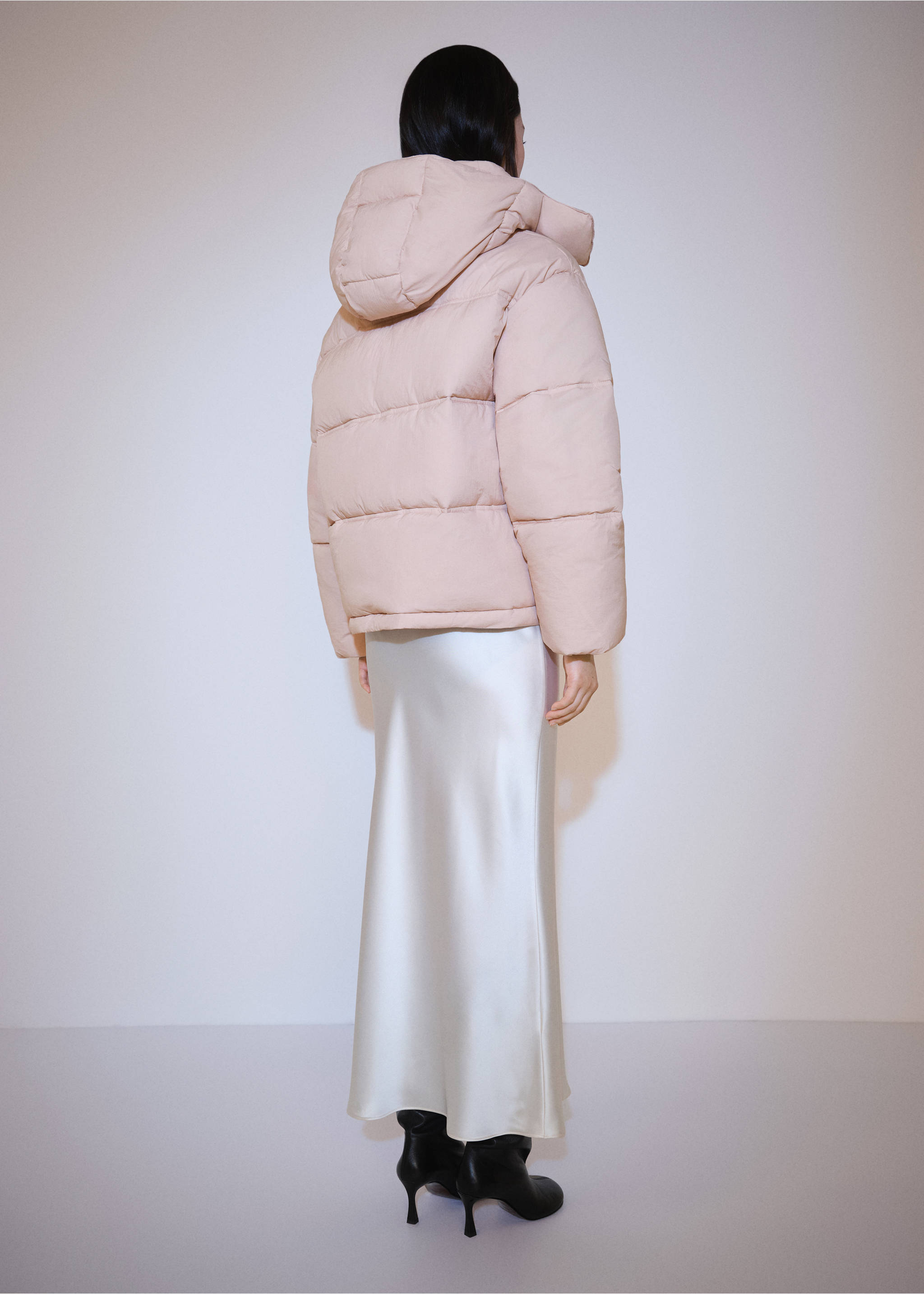 Kurzer Stepp-Anorak mit Kapuze - Rückseite des Artikels, Pastellrosa. Ref: 77018266-00.