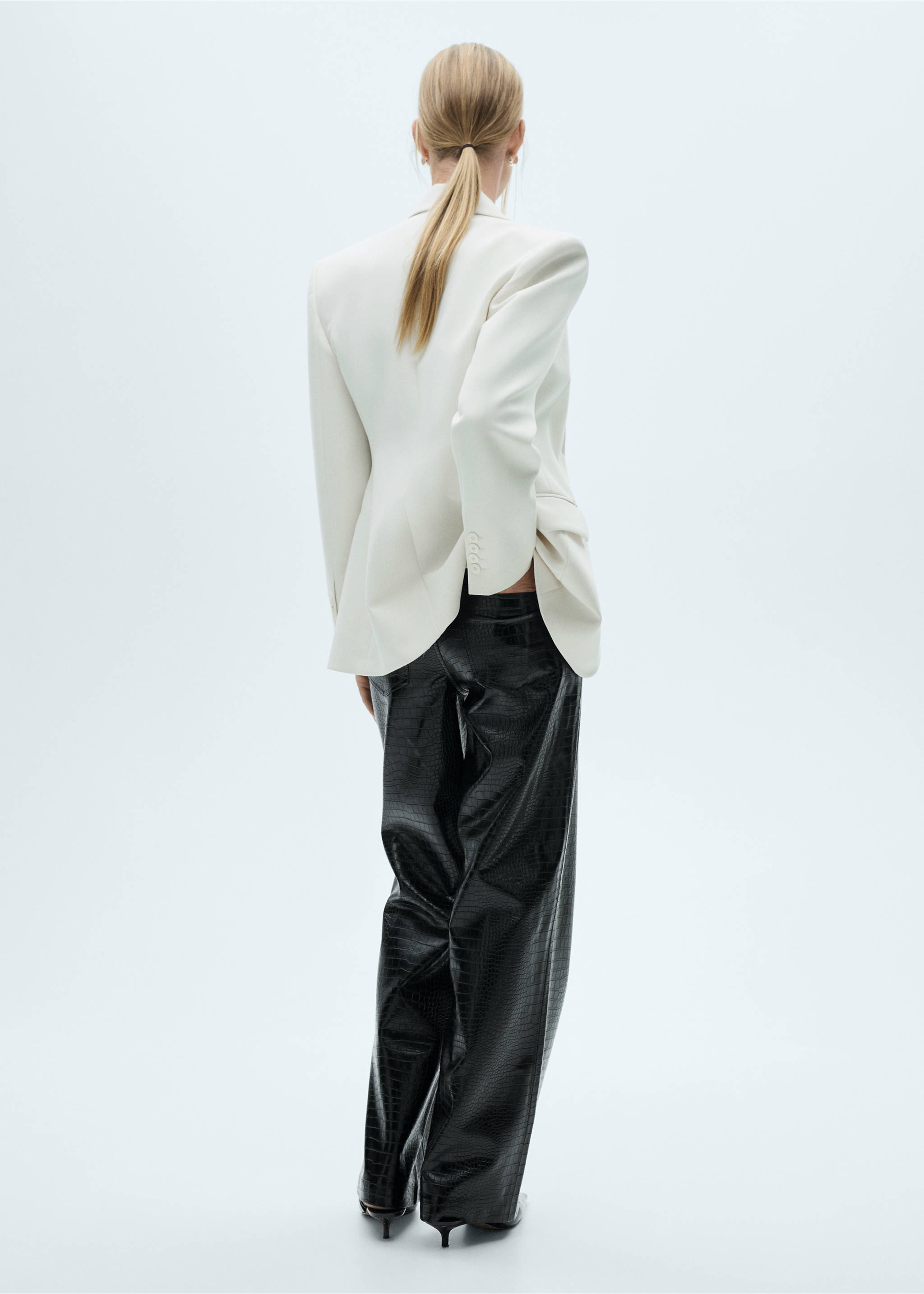 Rechte broek met krokodillenleereffect - Achterkant van het artikel, Zwart. Ref: 77018269-00.