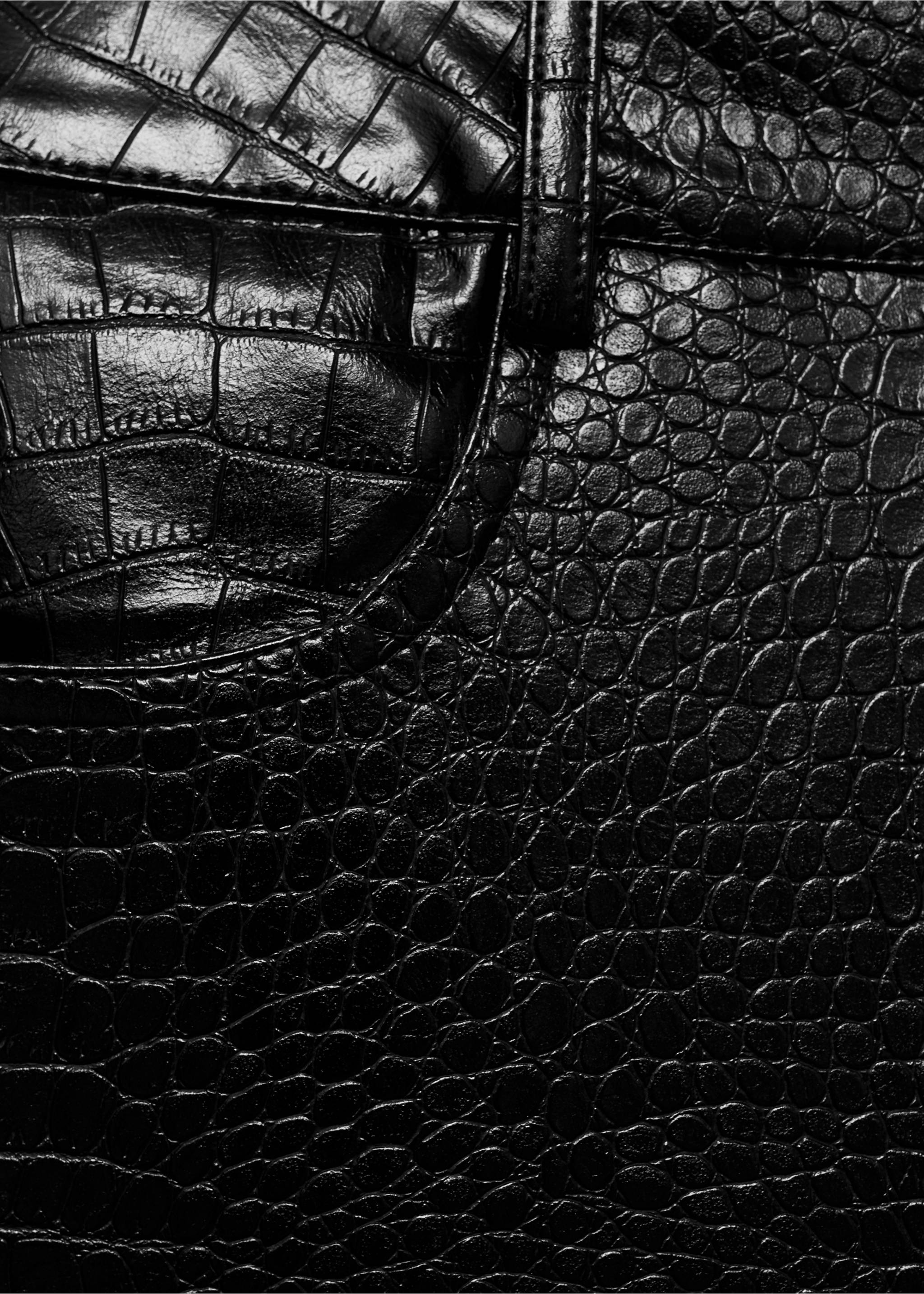 Rechte broek met krokodillenleereffect - Detail van het artikel 8, Zwart. Ref: 77018269-00.