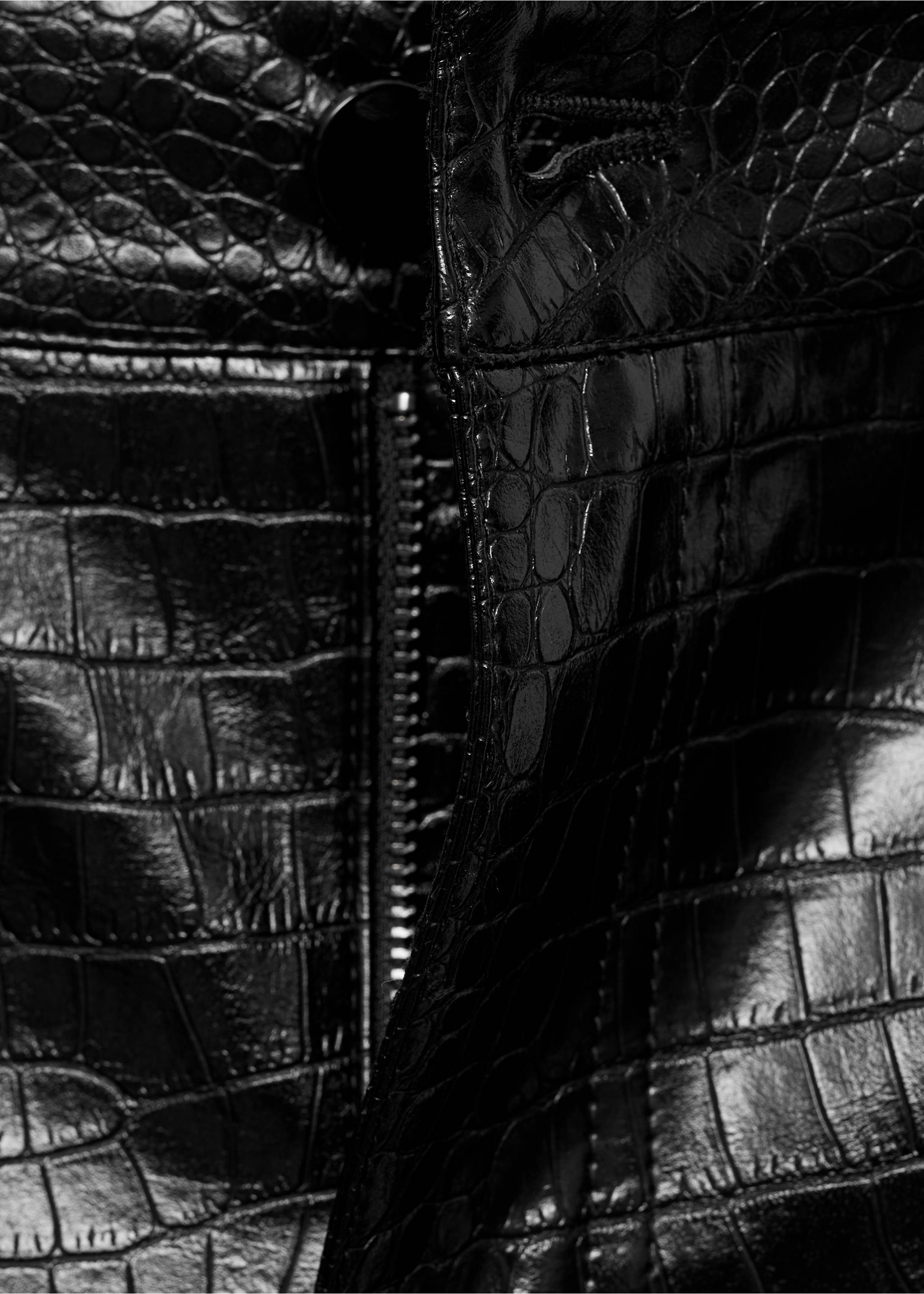 Rechte broek met krokodillenleereffect - Detail van het artikel 0, Zwart. Ref: 77018269-00.