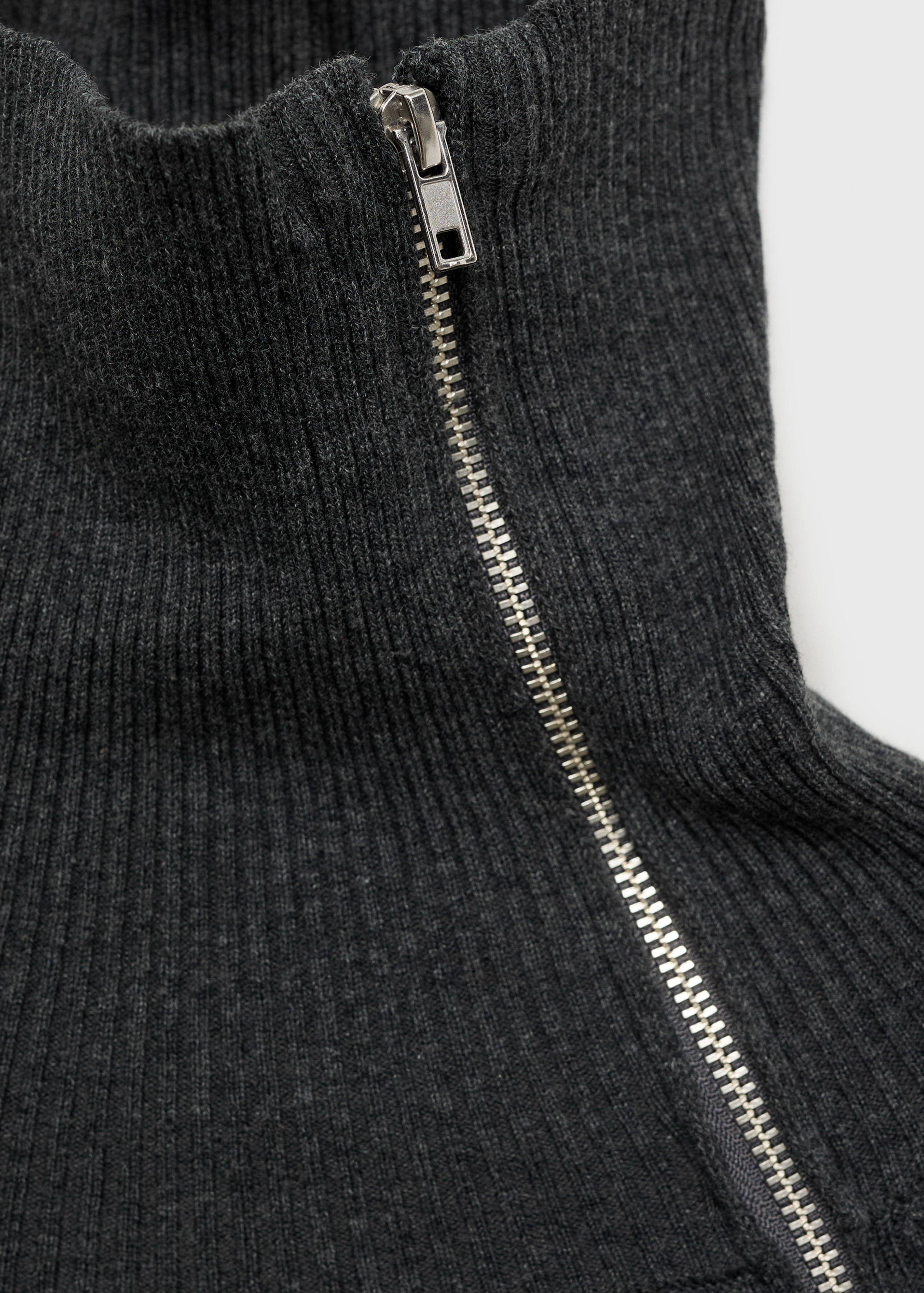 Žebrovaný svetr s límcem a zipem - Detail zboží 8