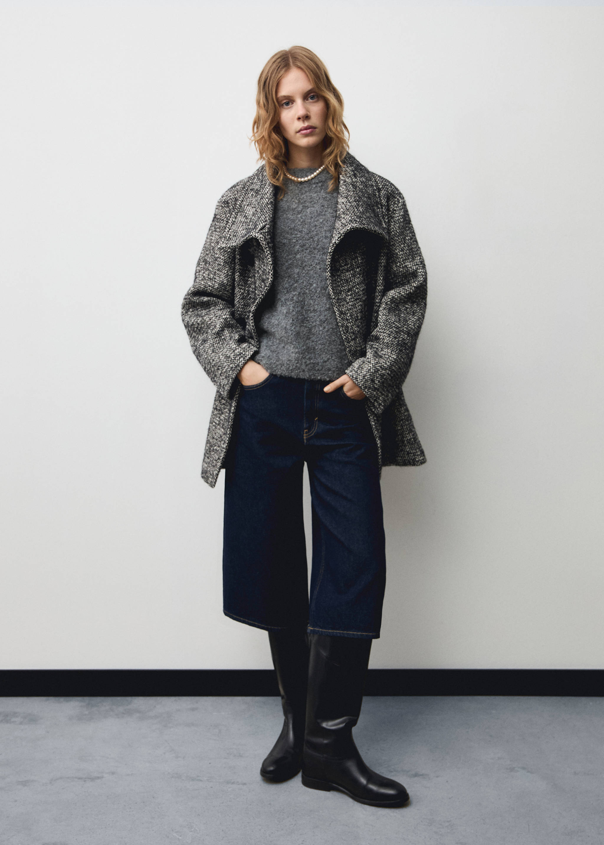 Round-neck knitted sweater - General plane