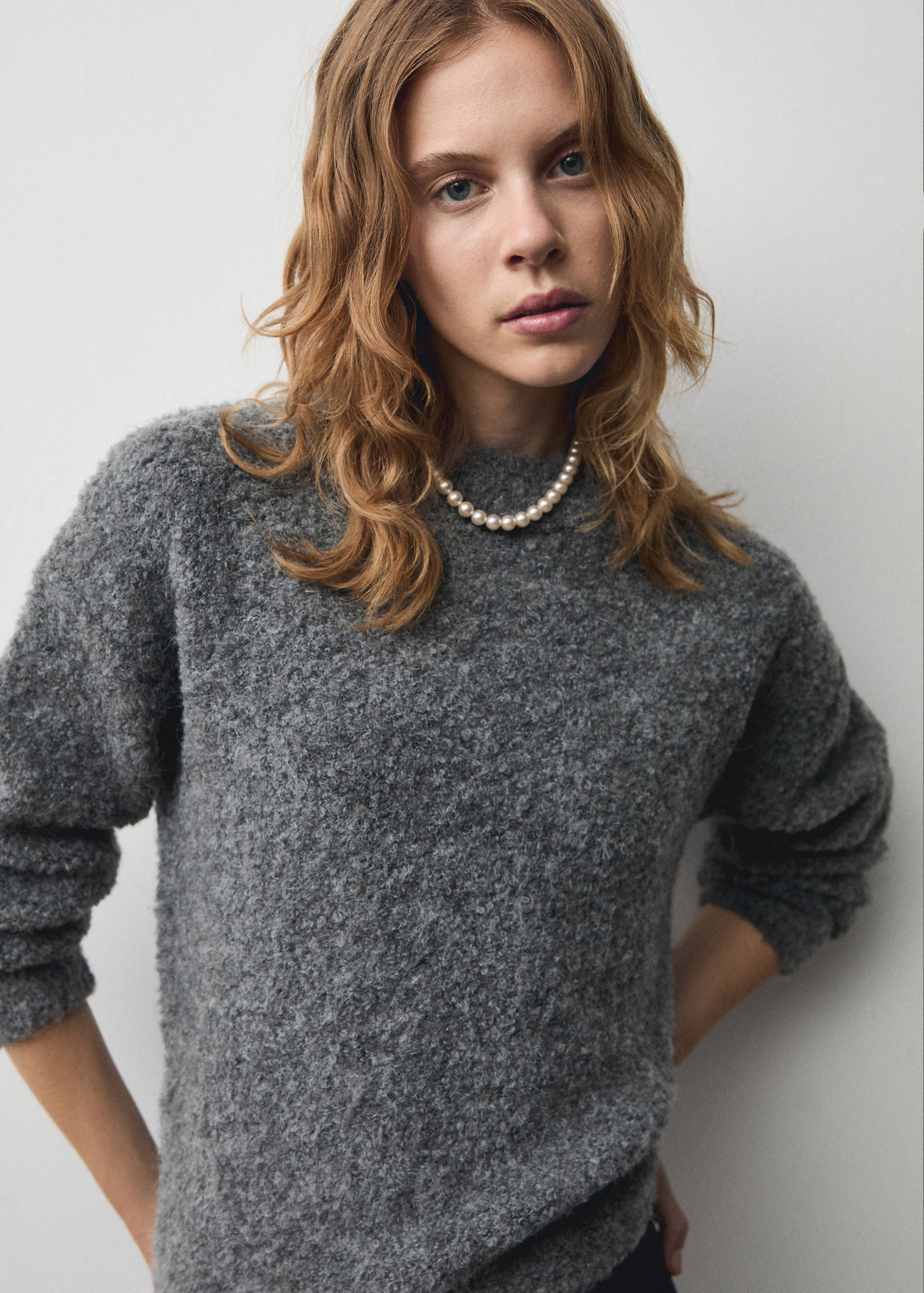 Round-neck knitted sweater - Medium plane