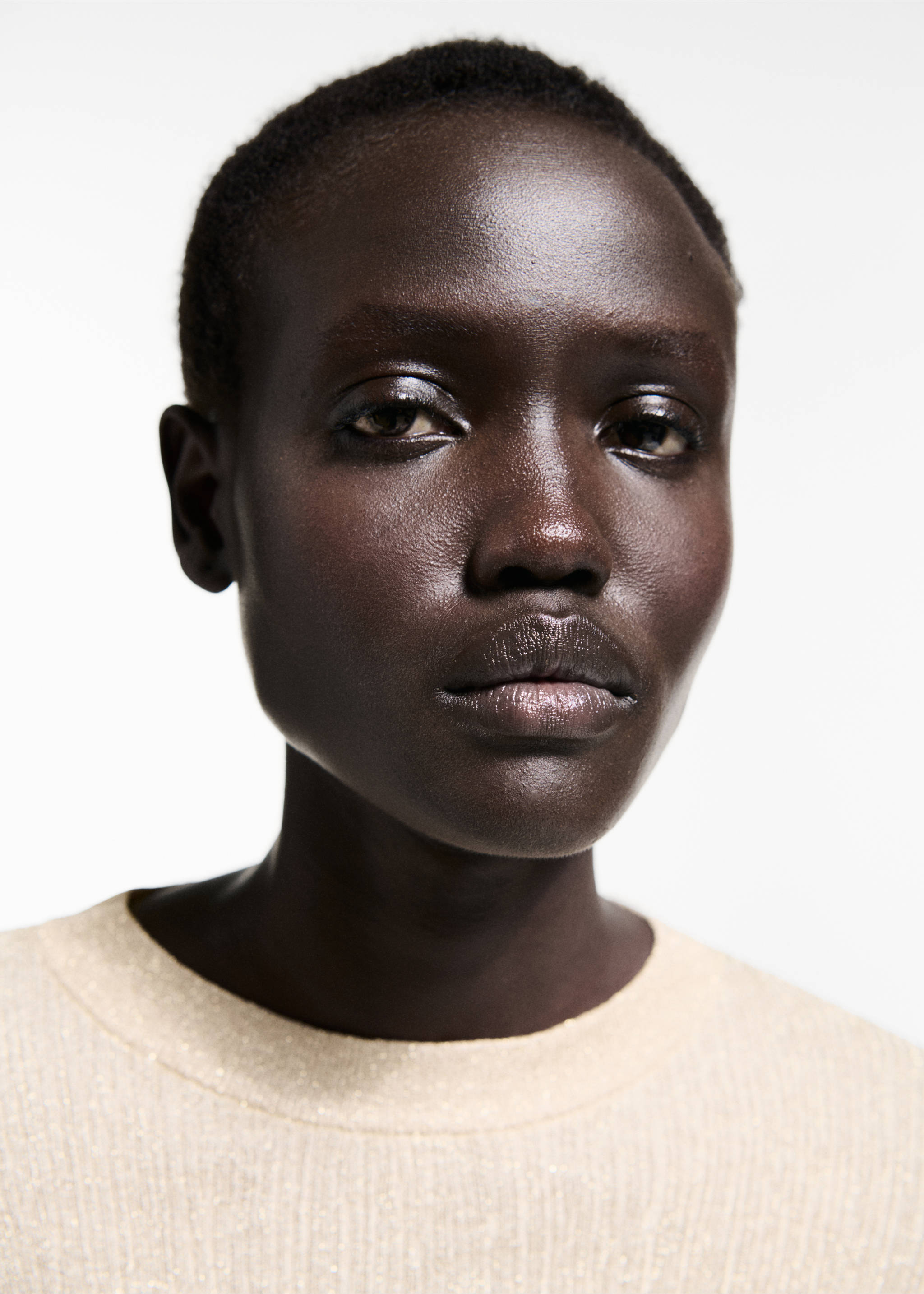 Rundhalspullover aus Lurex - Detail des Artikels 1, Gold. Ref: 77019061-00.