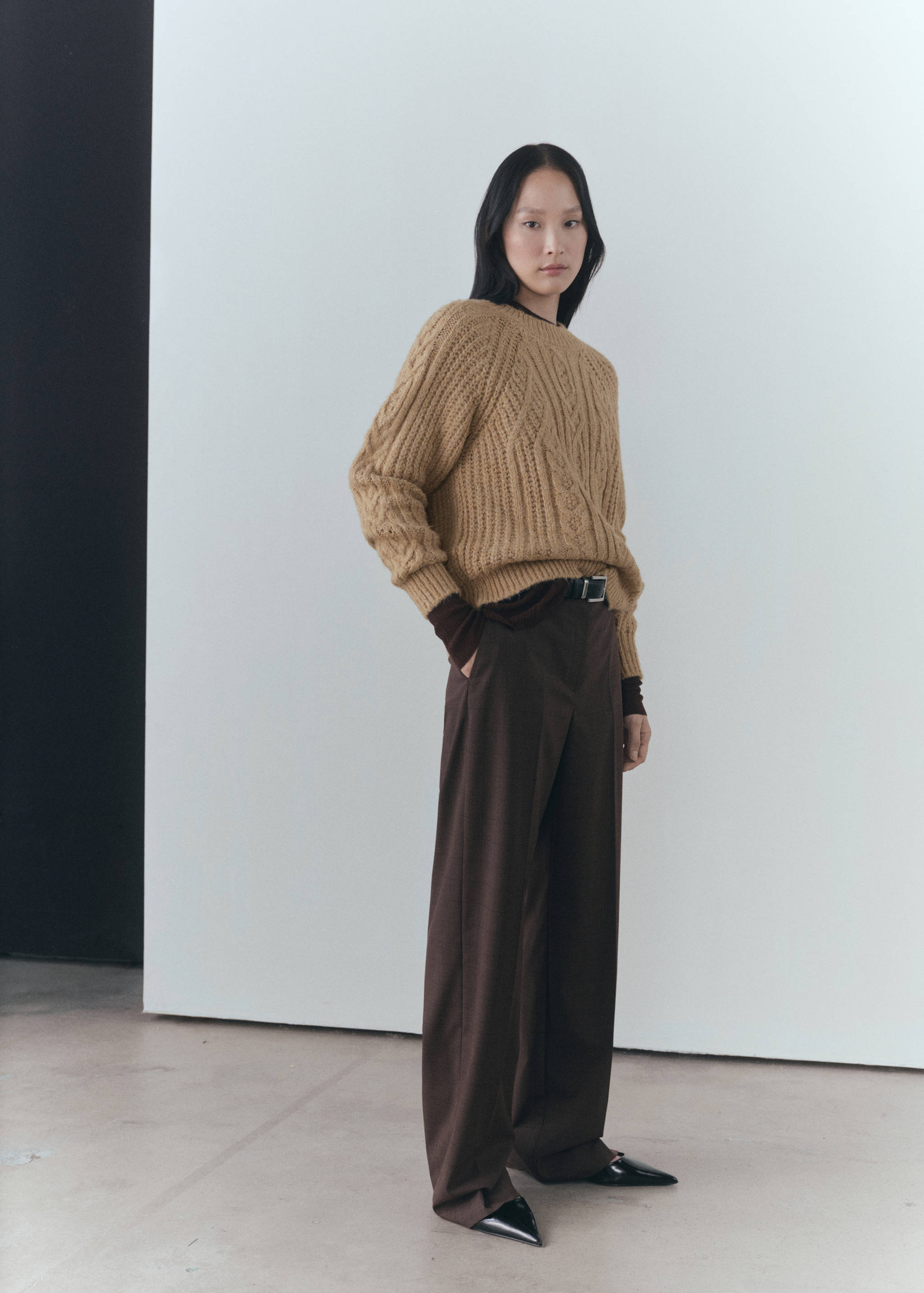 Thick knit round neck sweater - General plane