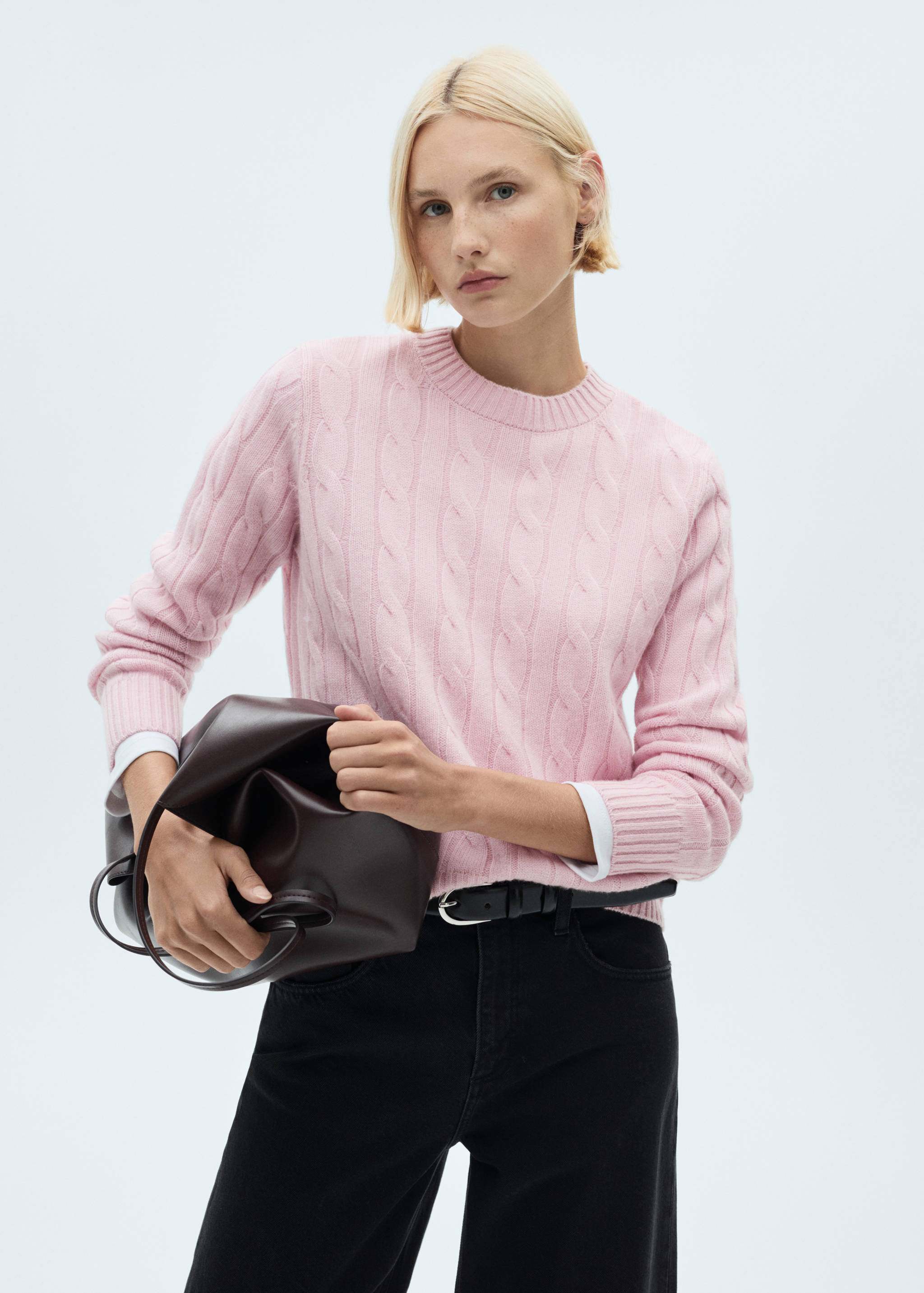 Sweter wełniany z warkoczami - Plan średni