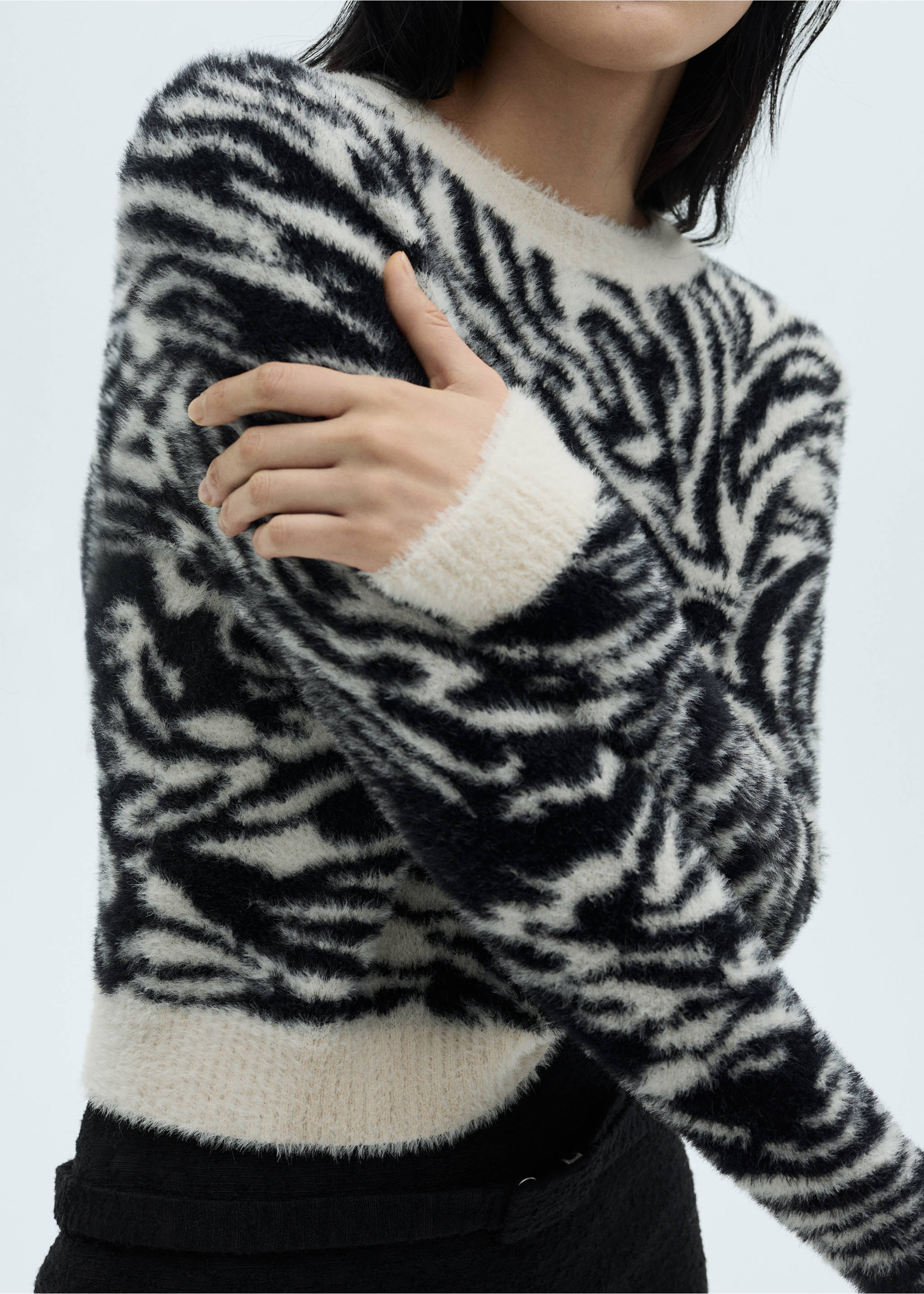 Faux-fur zebra-print sweater - Details of the article 6, Ecru. Ref: 77019069-00.