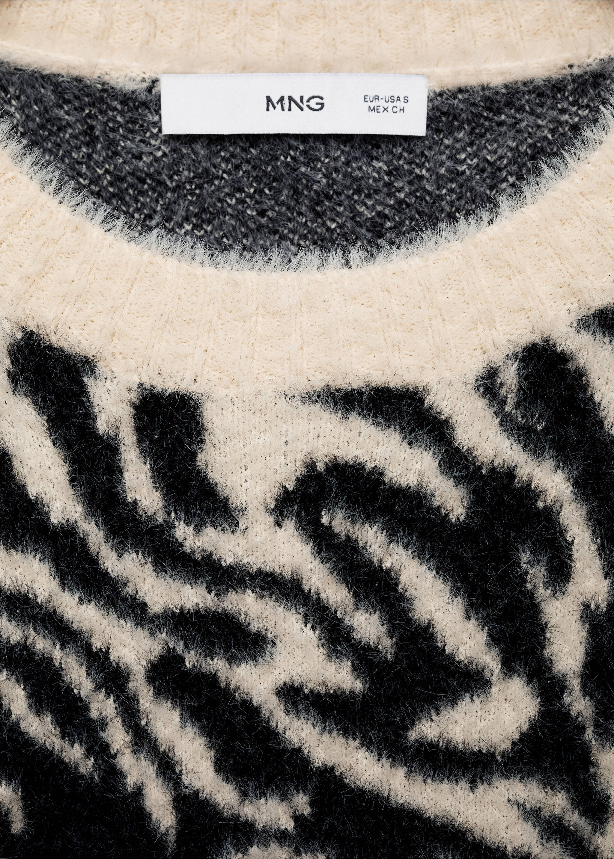 Faux-fur zebra-print sweater - Details of the article 8, Ecru. Ref: 77019069-00.
