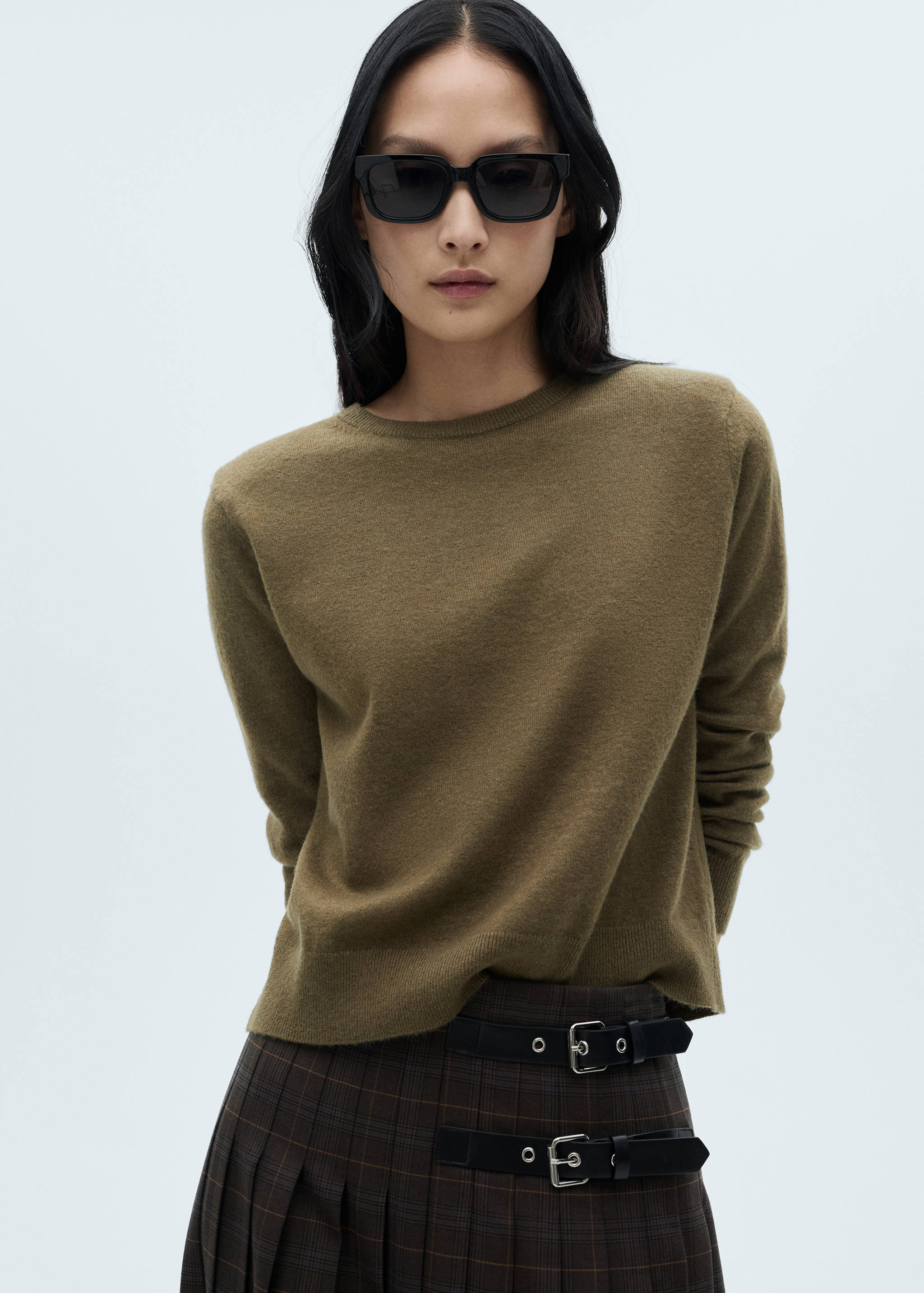 Round-neck knitted sweater - Medium plane