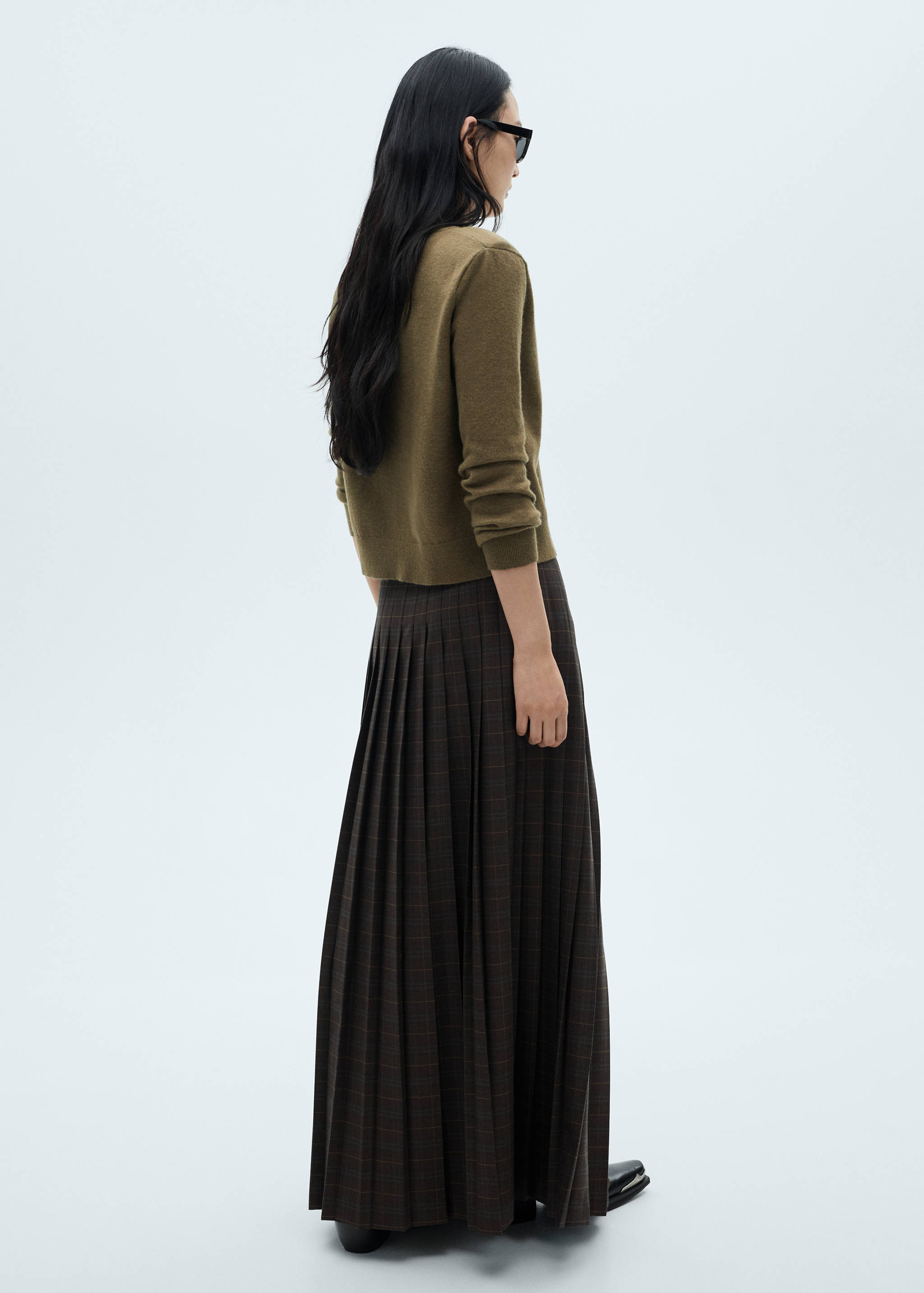 Round-neck knitted sweater - Reverse of the article