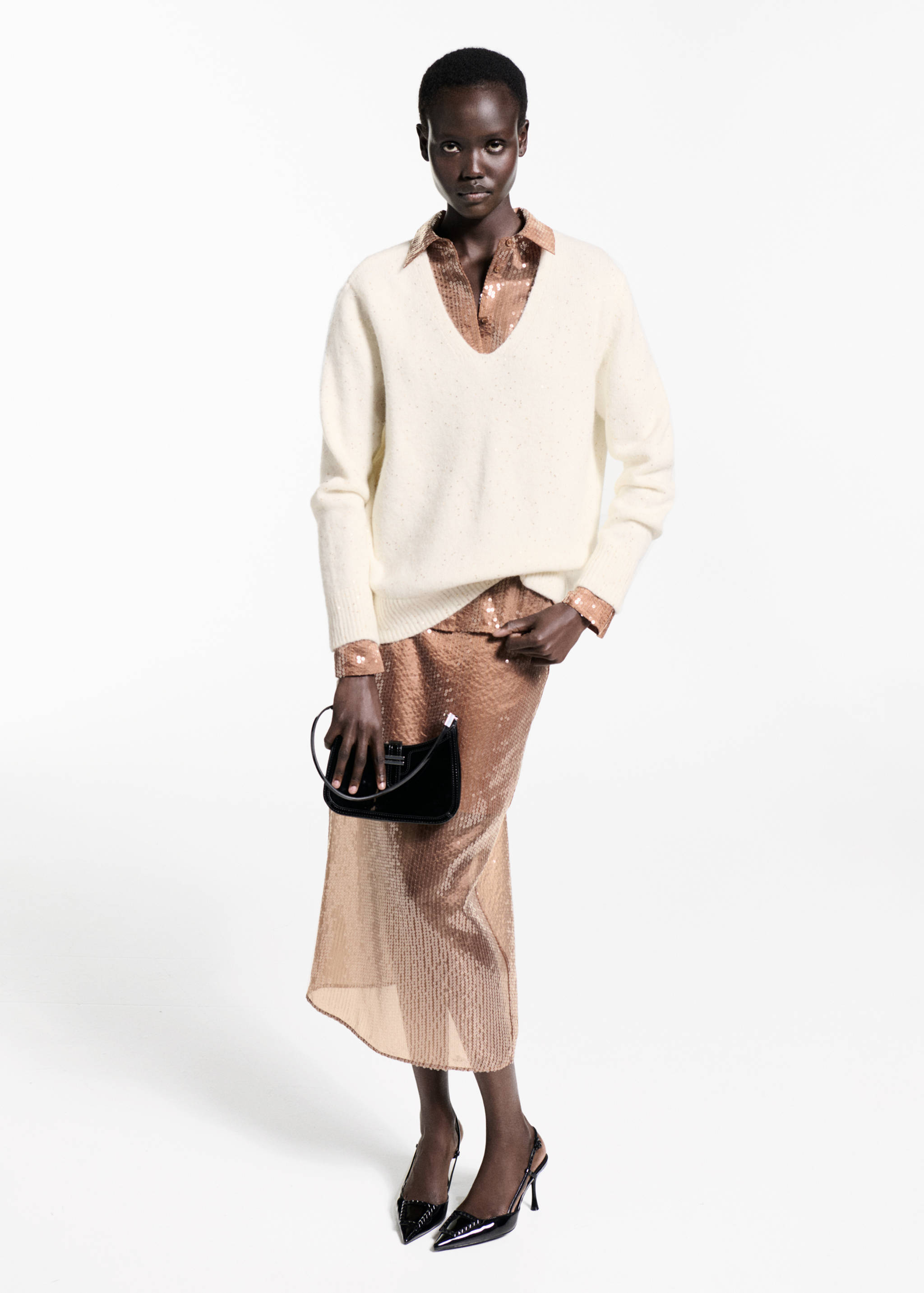 Pulover cu paiete și guler în V - Plan general