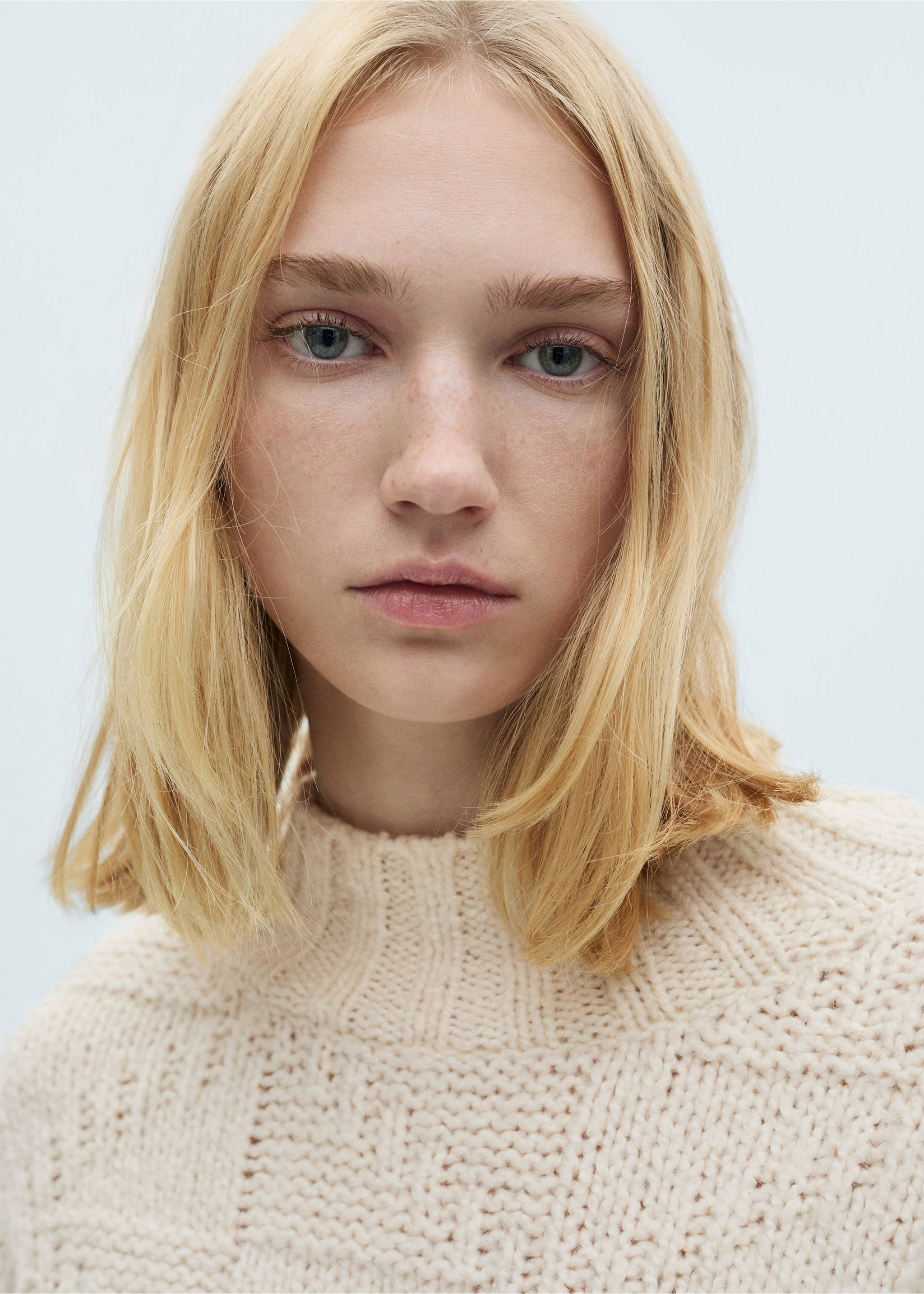 Grofgebreide trui met trechterhals - Detail van het artikel 1, Ecru. Ref: 77019073-00.
