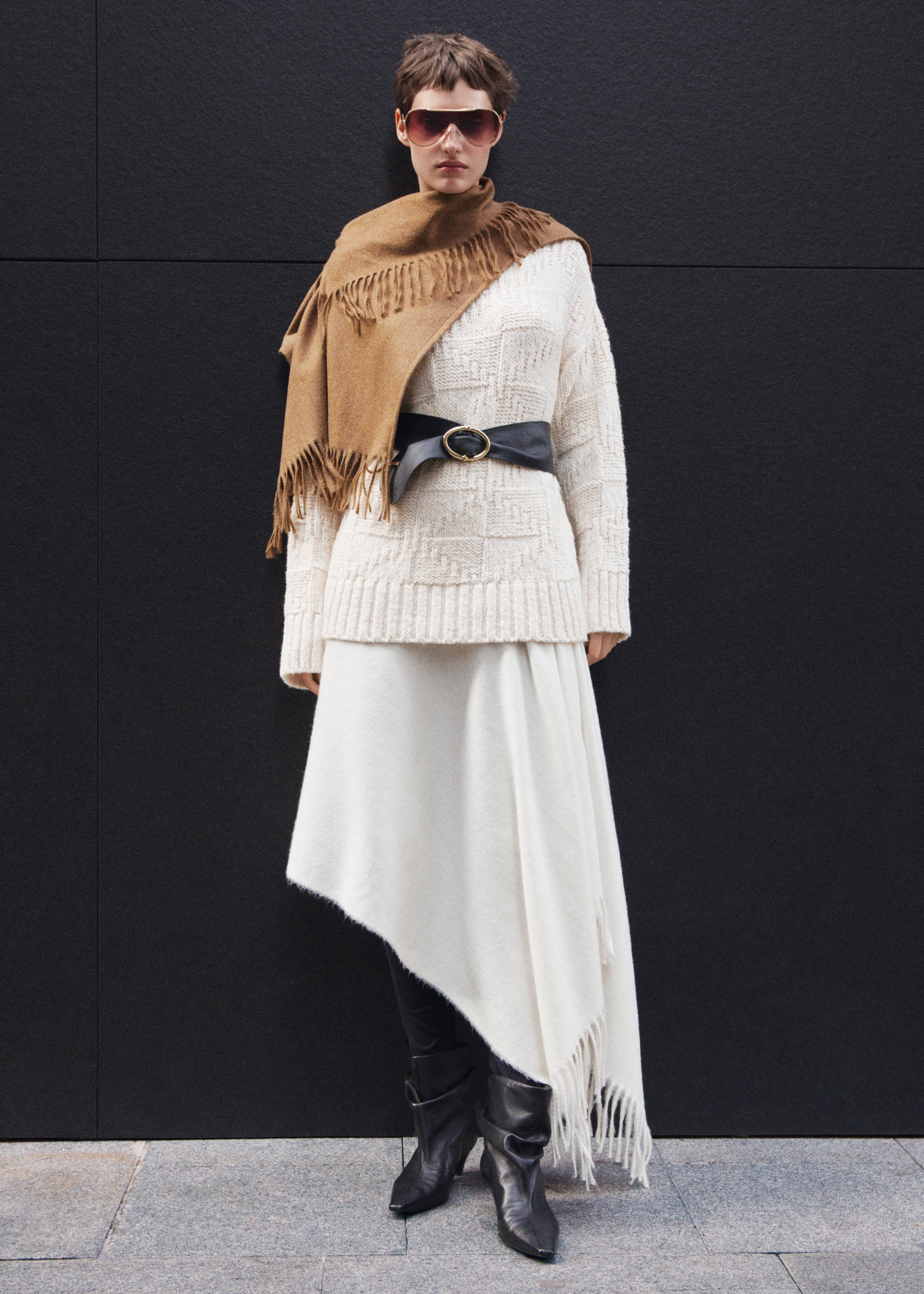 Grofgebreide trui met trechterhals - Detail van het artikel 7, Ecru. Ref: 77019073-00.