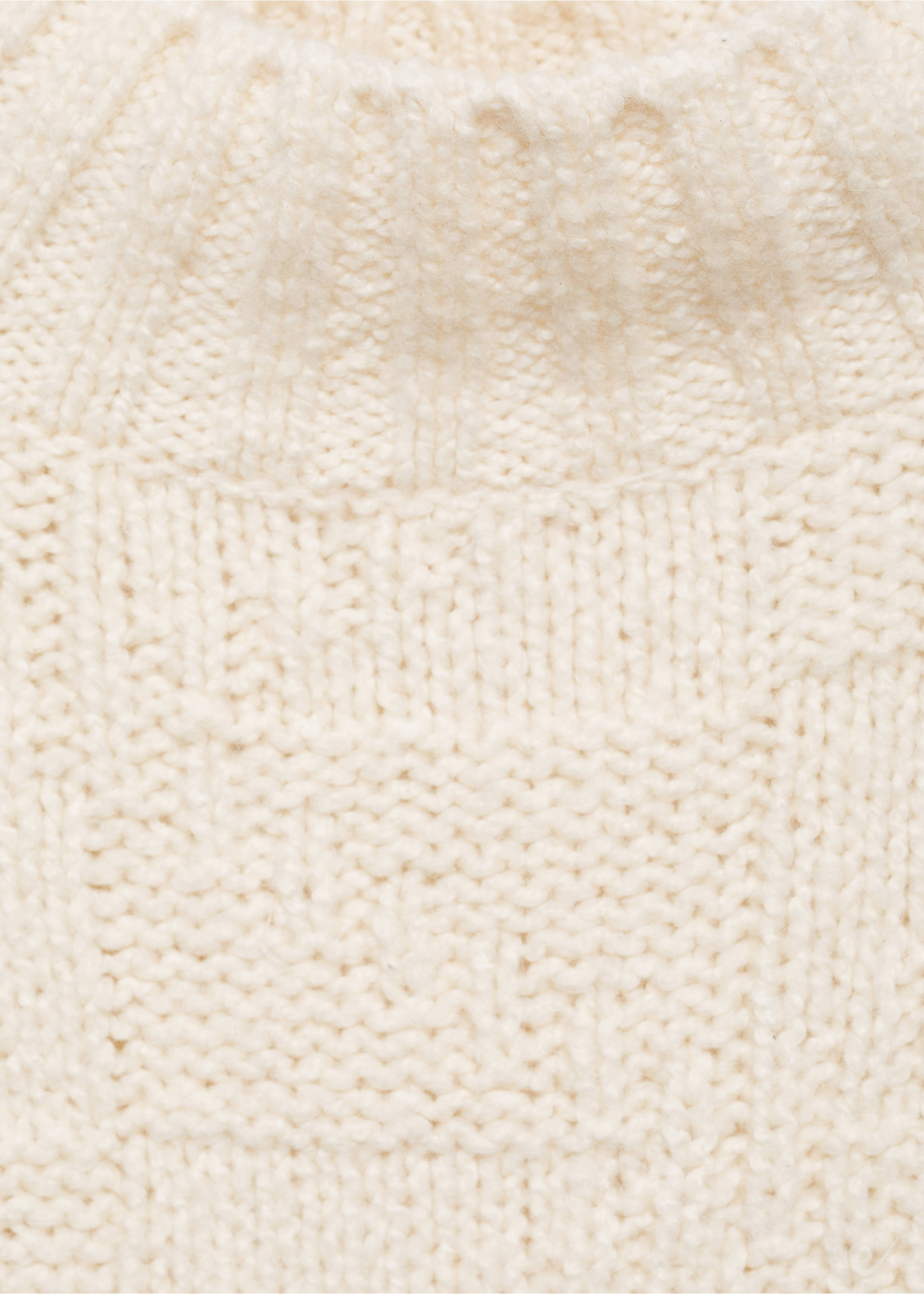 Grofgebreide trui met trechterhals - Detail van het artikel 8, Ecru. Ref: 77019073-00.