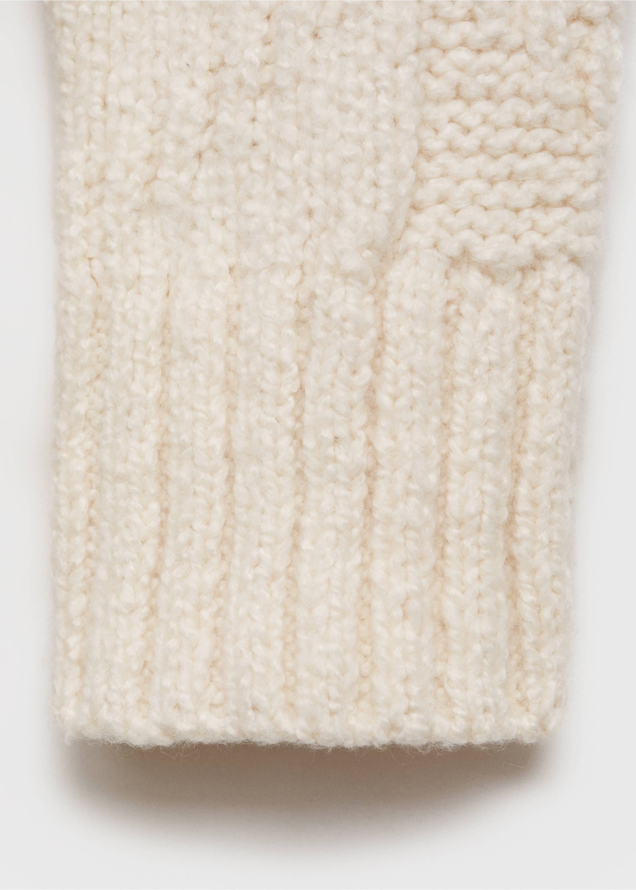 Grofgebreide trui met trechterhals - Detail van het artikel 0, Ecru. Ref: 77019073-00.