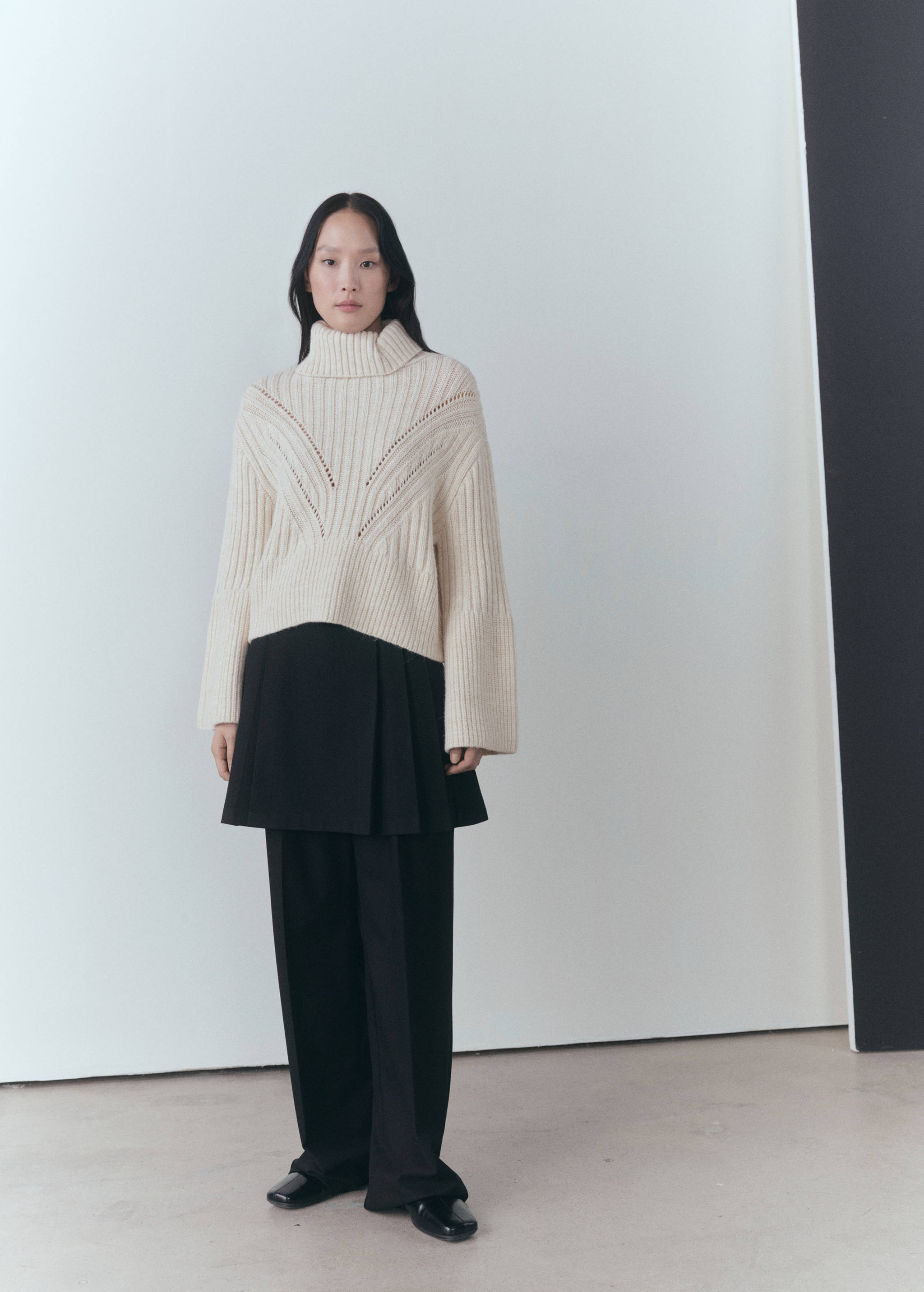 Sweter z wywijanym golfem i ażurowym detalem - Plan ogólny