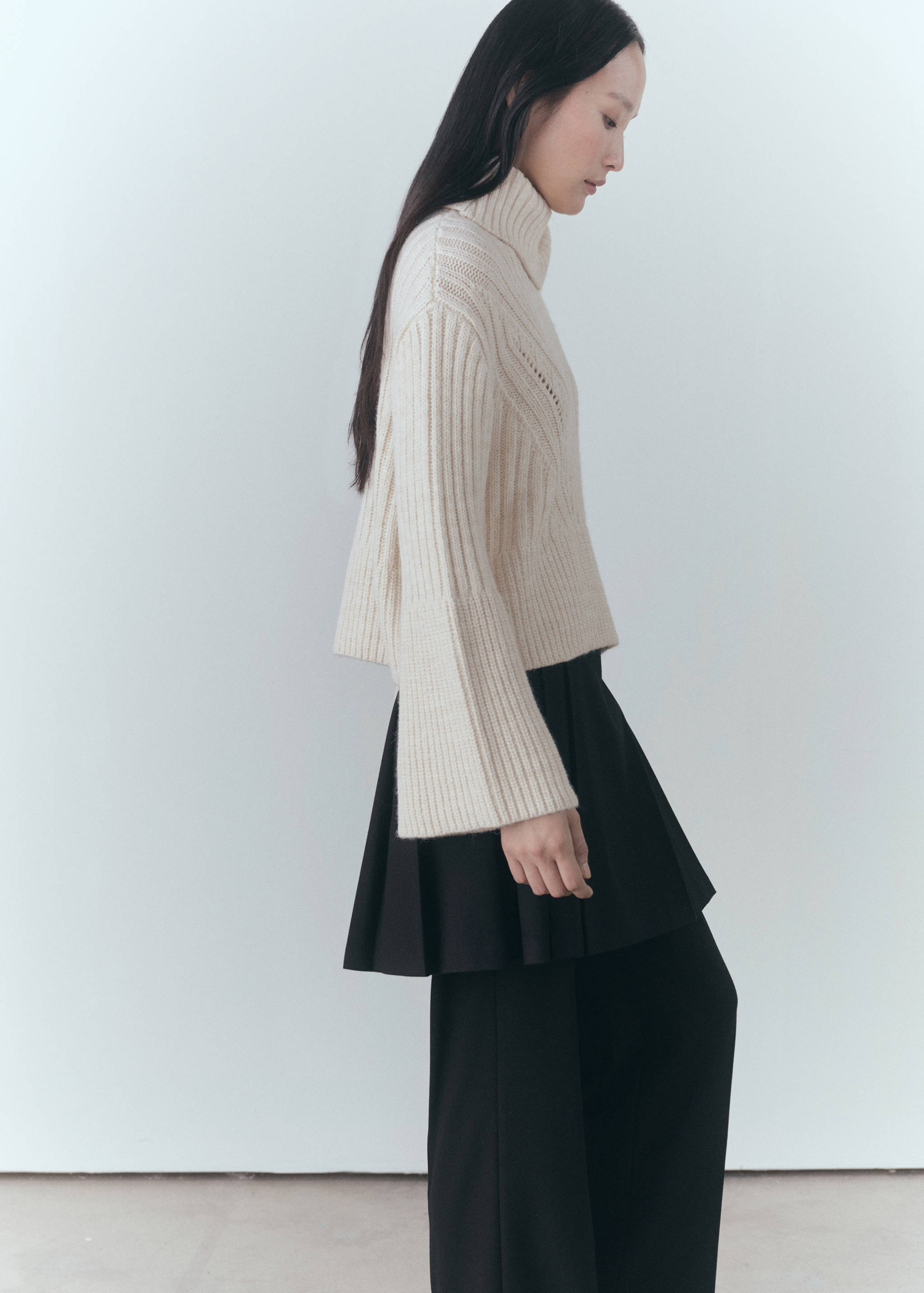 Sweter z wywijanym golfem i ażurowym detalem - Plan średni