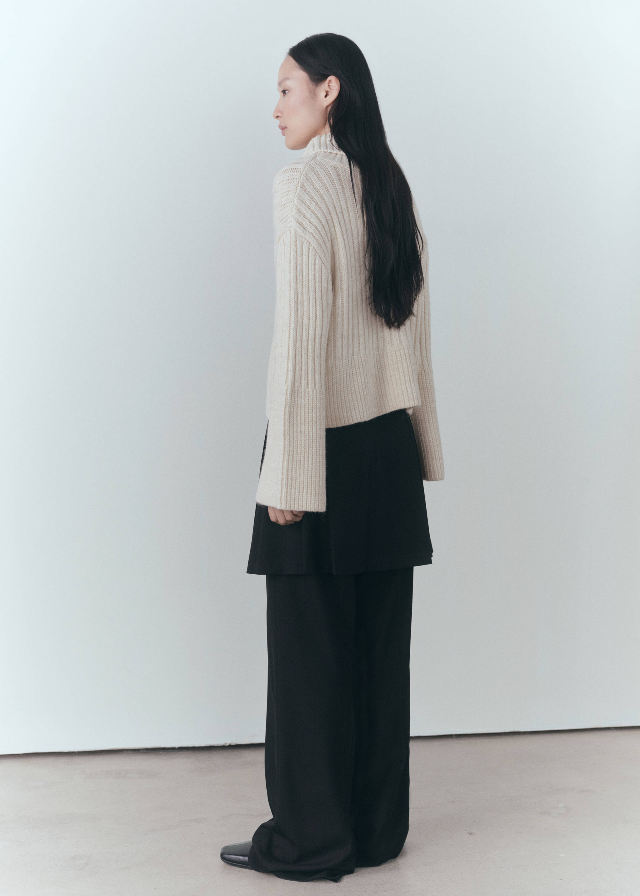 Sweter z wywijanym golfem i ażurowym detalem - Tylna strona artykułu