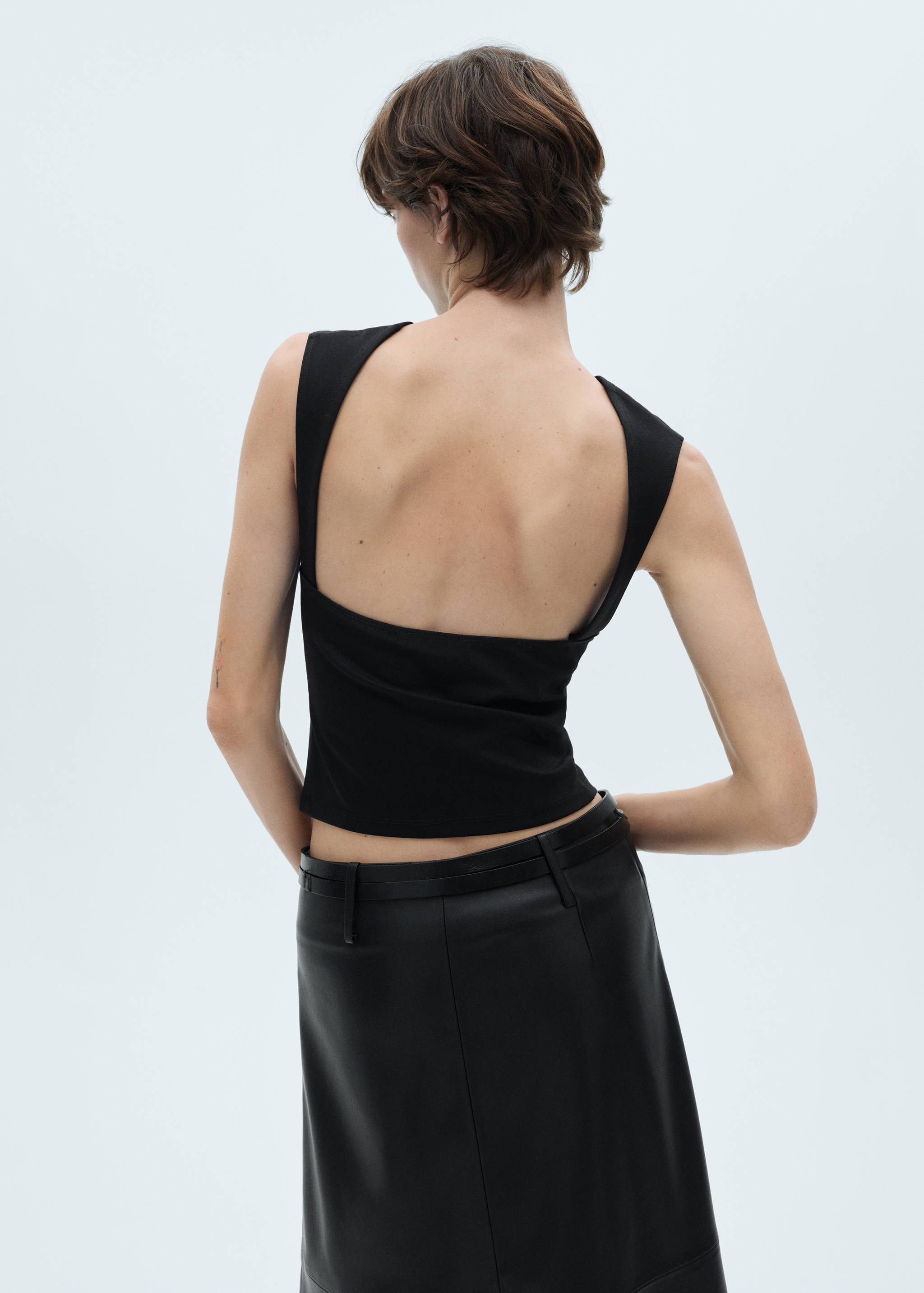 Top z odkrytymi plecami - Tylna strona artykułu