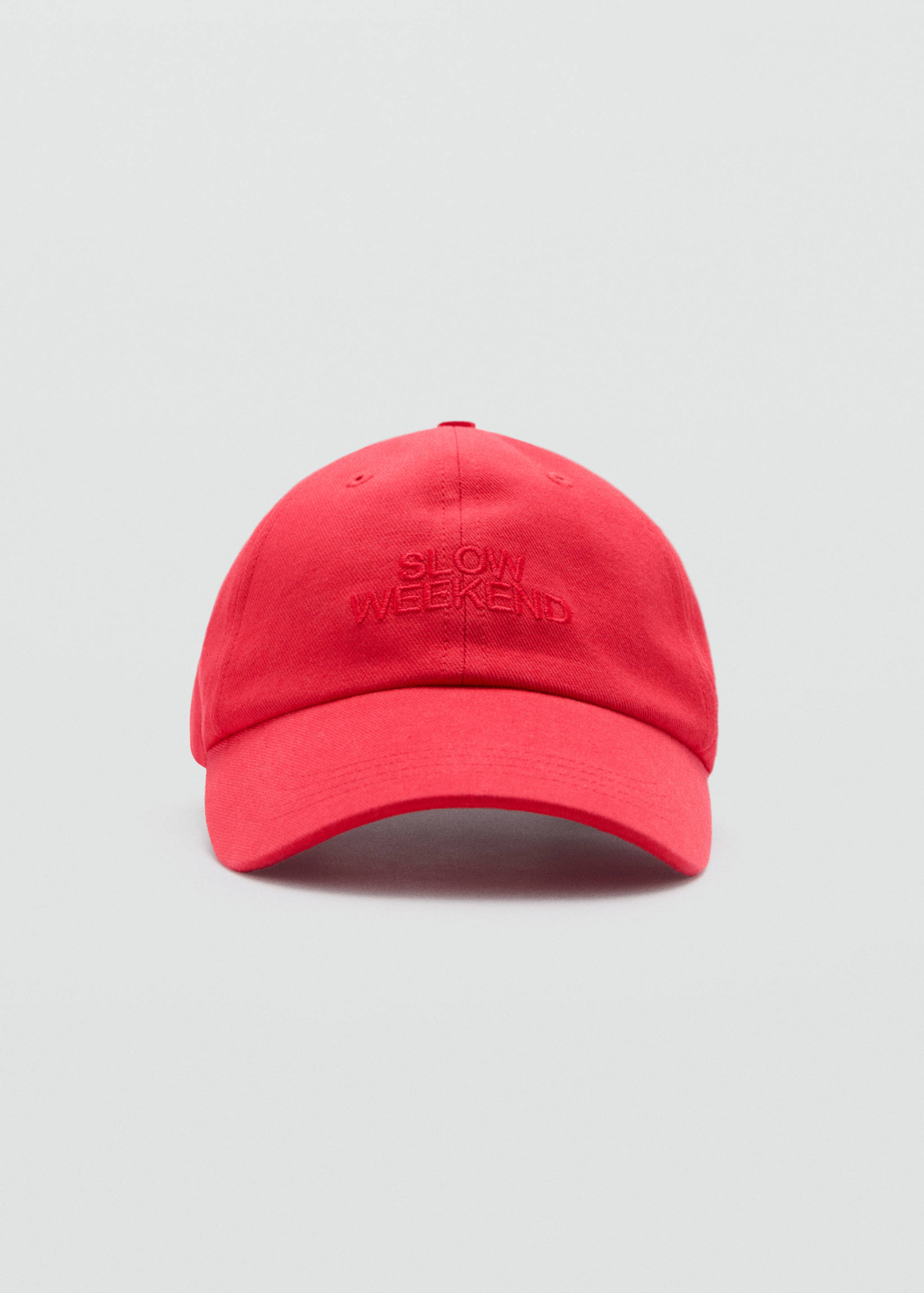 Casquette message brodé - Plan moyen