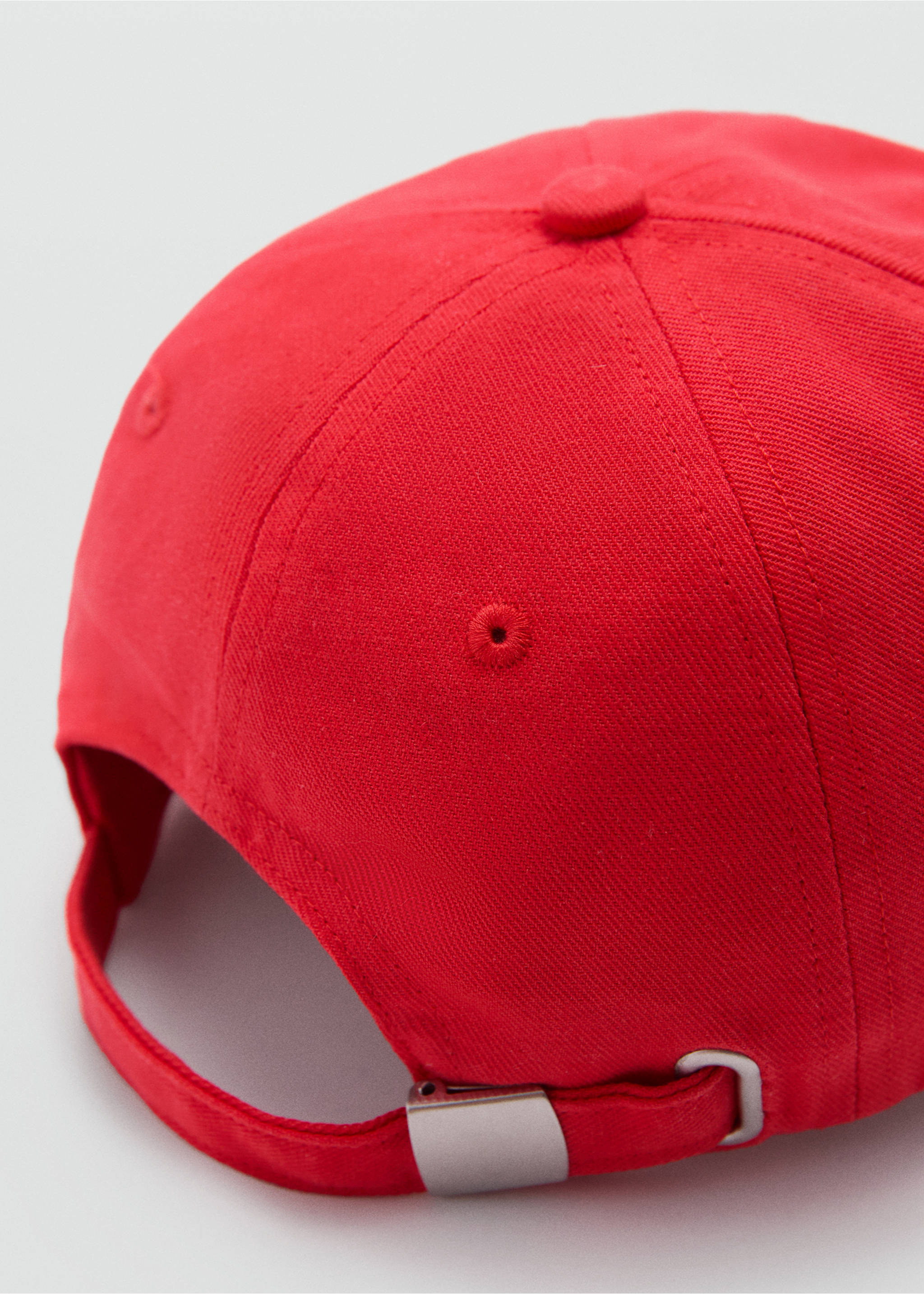 Embroidered message cap - Details of the article 1, Red. Ref: 77020251-00.