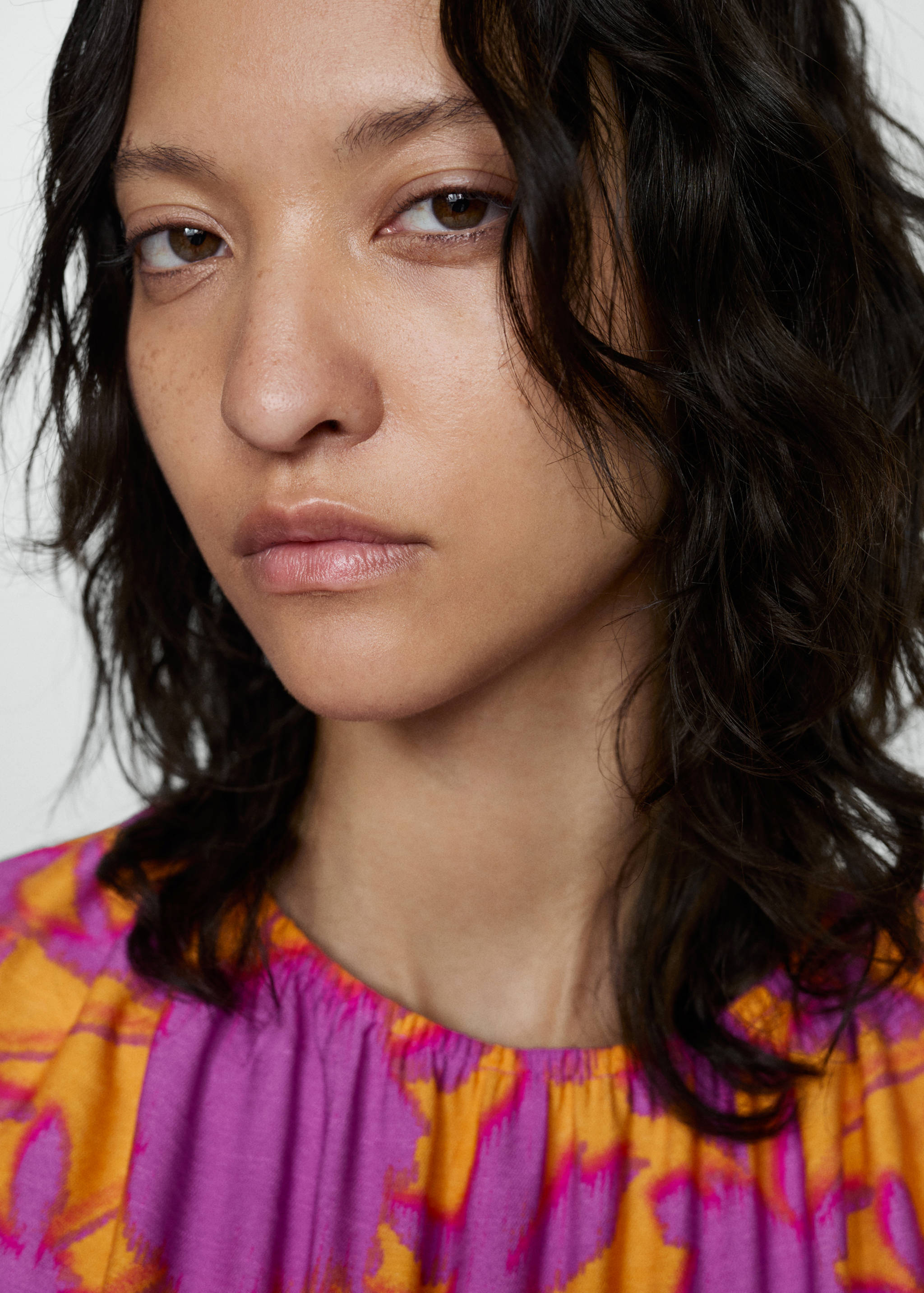 Gemustertes Kleid mit Cut-Out-Details - Detail des Artikels 1