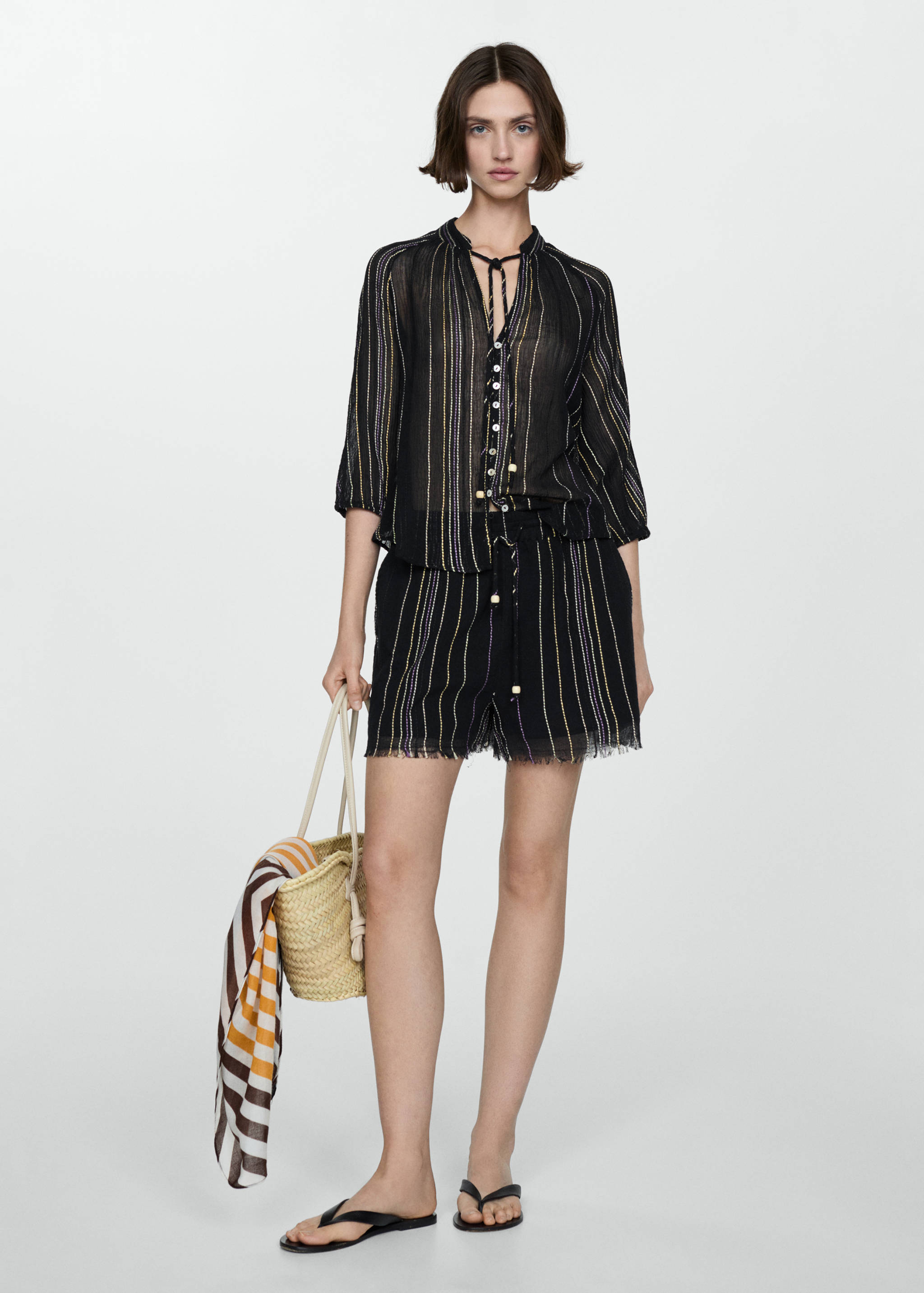 Koszula w paski z kokardą - Plan ogólny