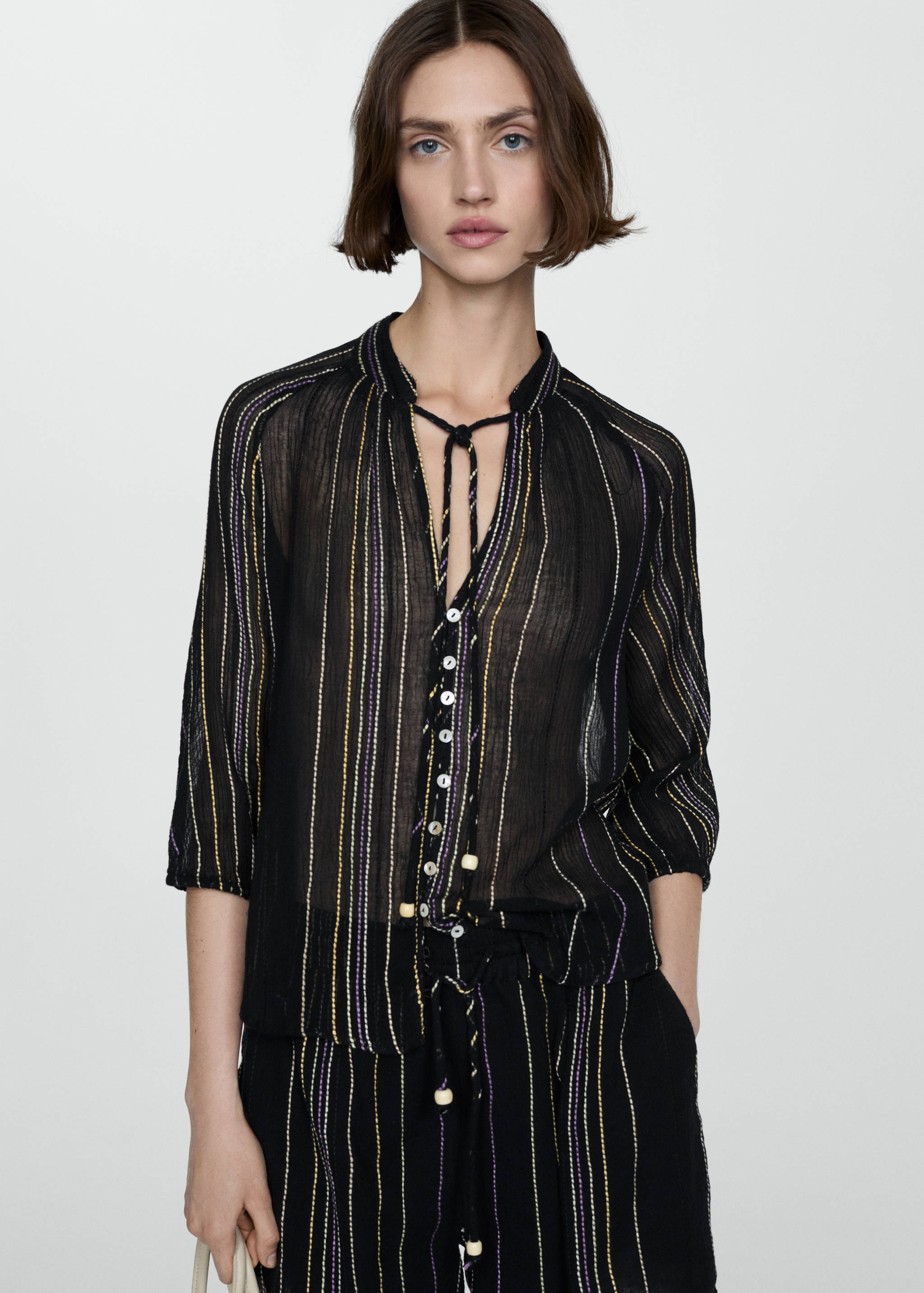 Koszula w paski z kokardą - Plan średni